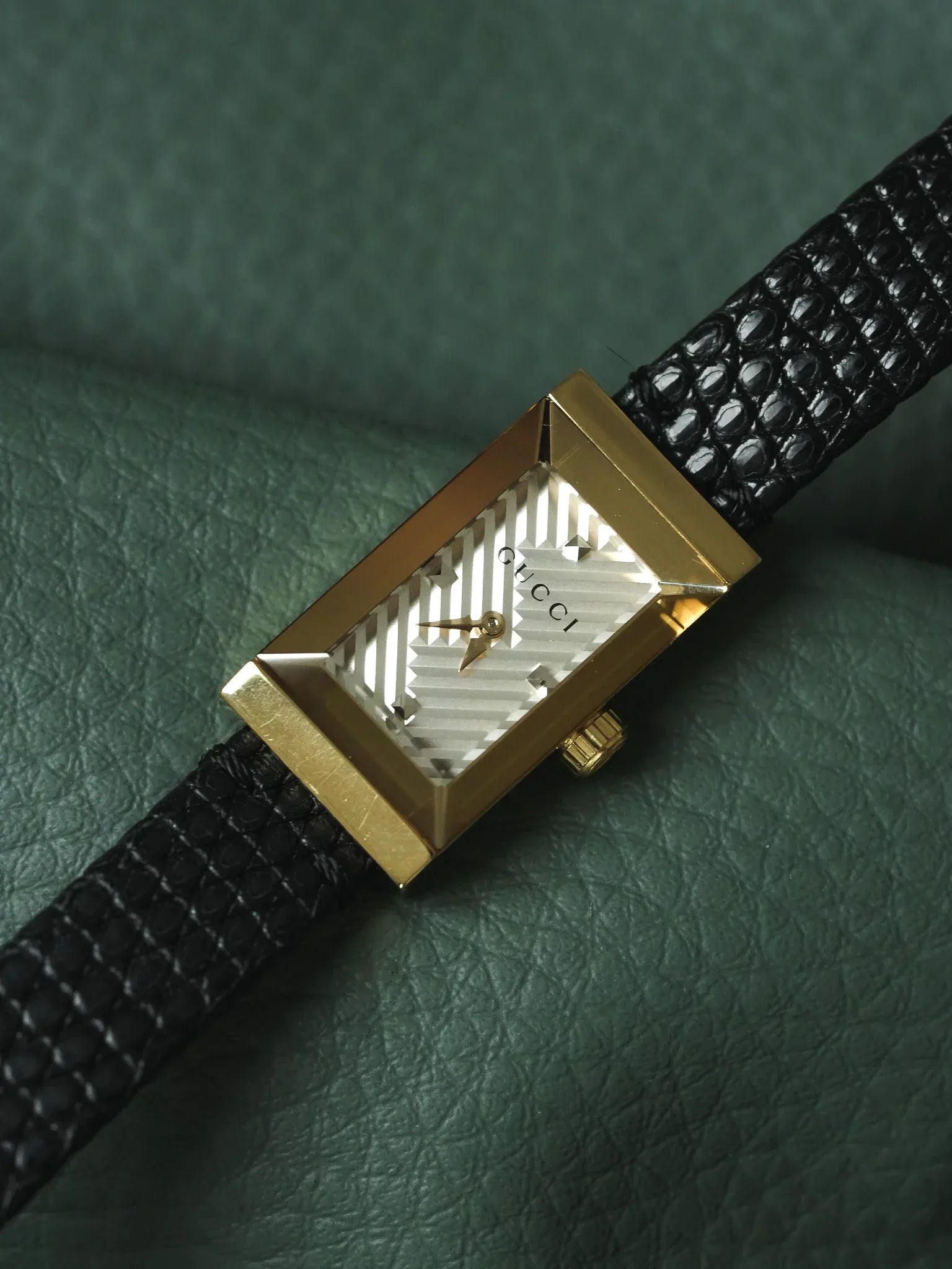 Gucci - Tank Facette Plaqué or cadran chevron acier - papier - 2017 - Atelier Victor