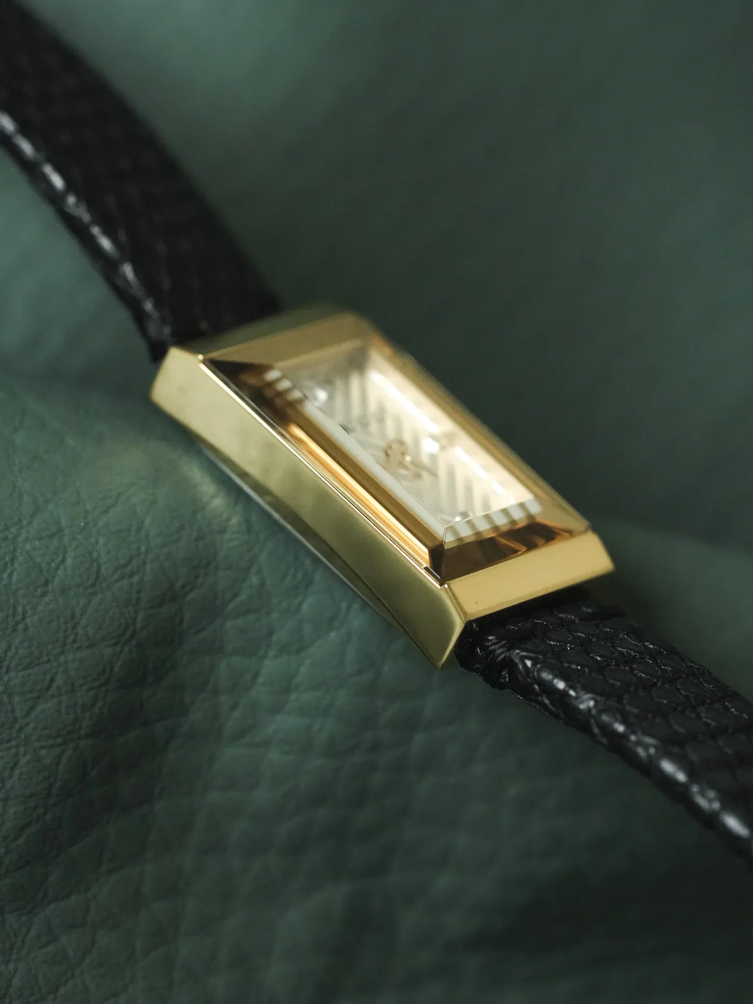 Gucci - Tank Facette Plaqué or cadran chevron acier - papier - 2017 - Atelier Victor