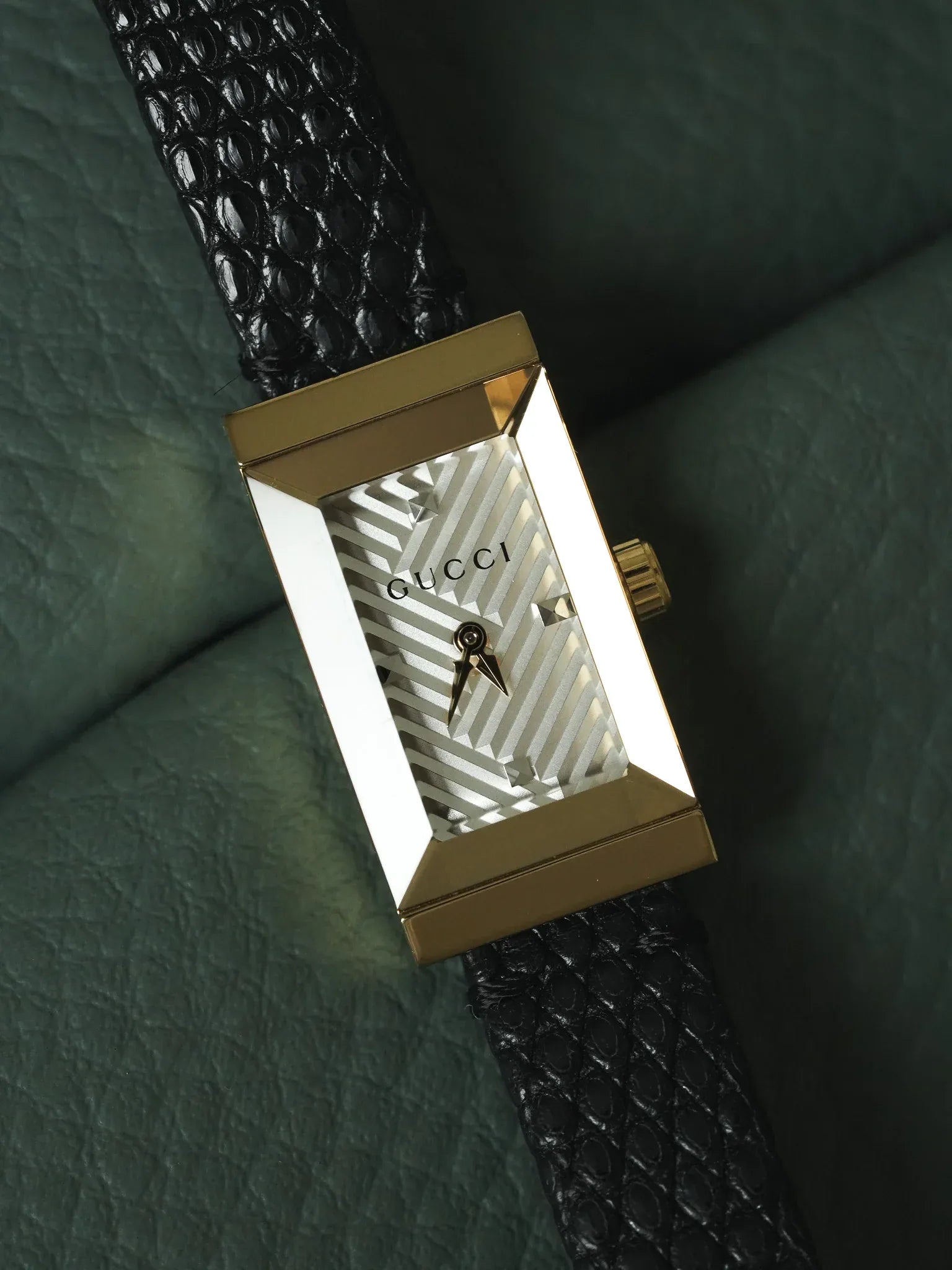 Gucci - Tank Facette Plaqué or cadran chevron acier - papier - 2017 - Atelier Victor