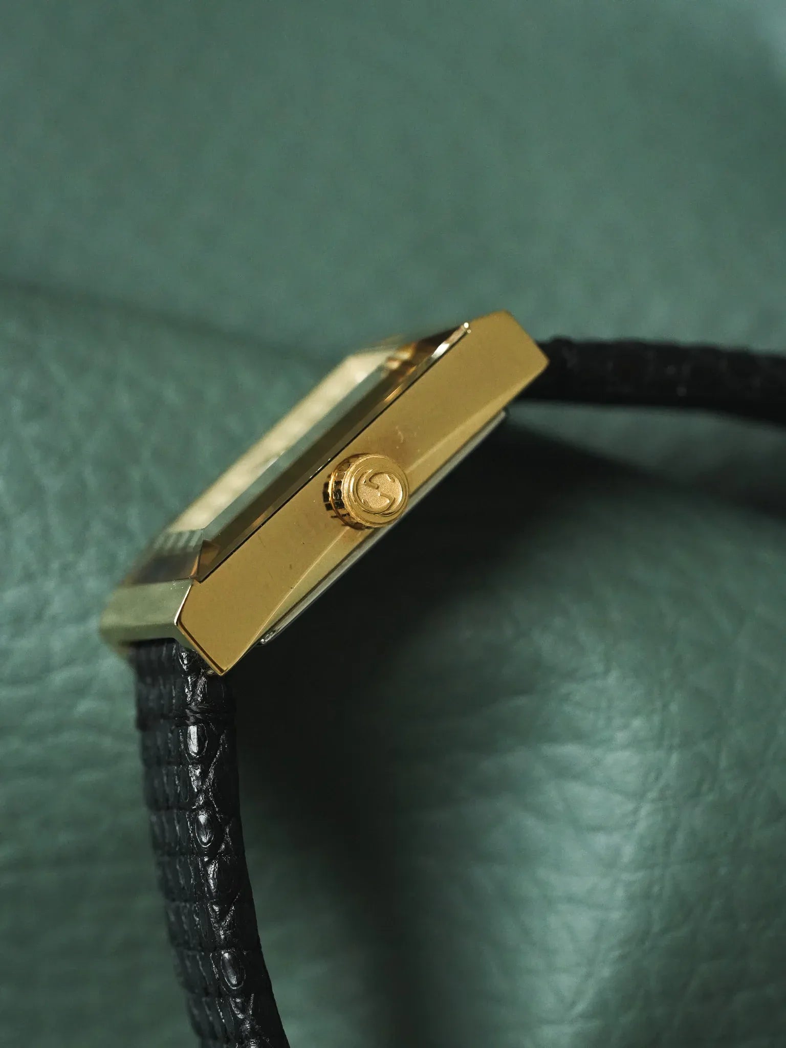 Gucci - Tank Facette Plaqué or cadran chevron acier - papier - 2017 - Atelier Victor