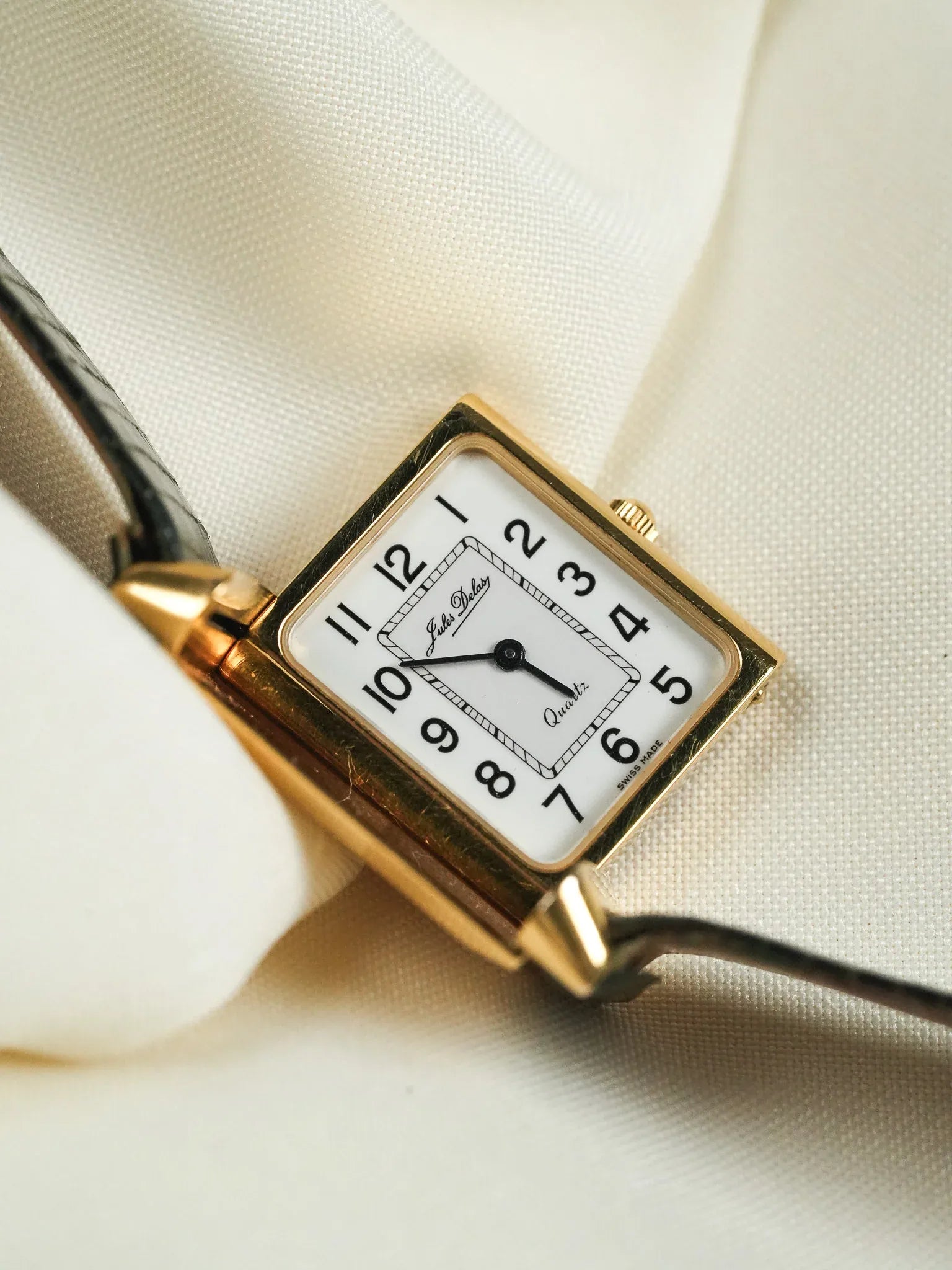 Jules Delas - montre style reverso plaqué or quartz - 1990s - Atelier Victor