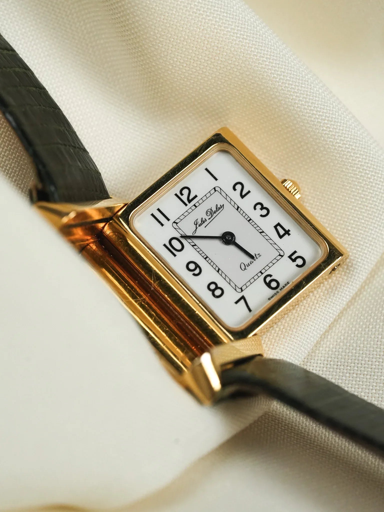 Jules Delas - montre style reverso plaqué or quartz - 1990s - Atelier Victor - Vintage Shop