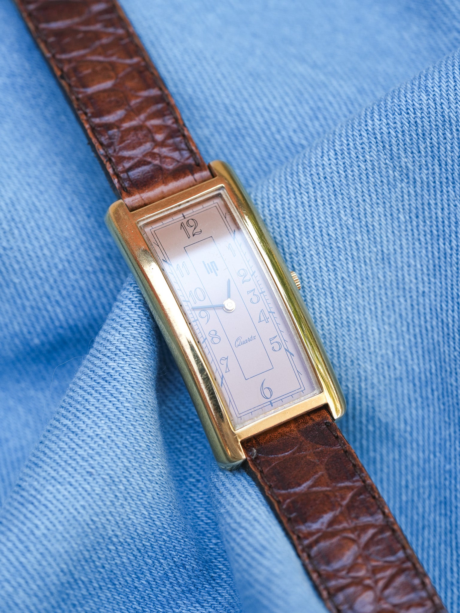 Lip - Tank Allongée Arrondie Saumon Plaqué or - 1990s - Atelier Victor - Vintage Watch Shop