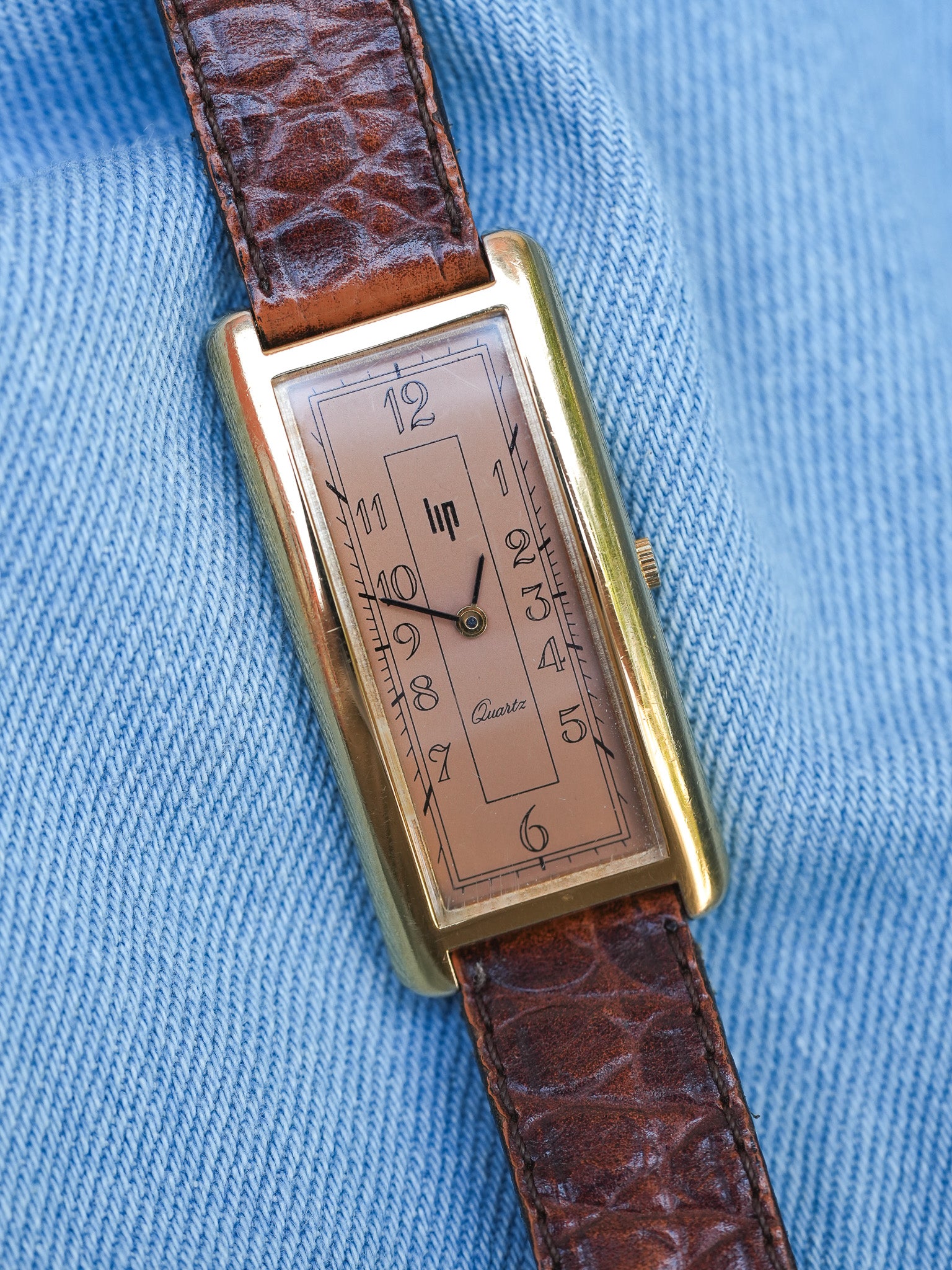 Lip - Tank Allongée Arrondie Saumon Plaqué or - 1990s - Atelier Victor - Vintage Watch Shop