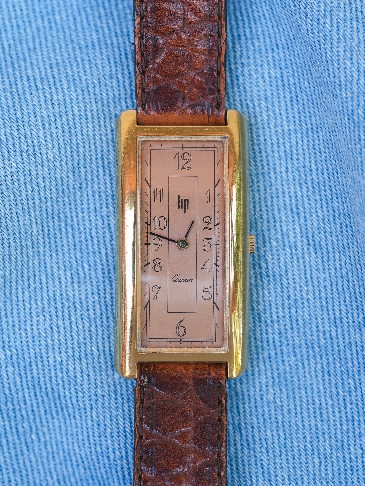 Lip - Tank Allongée Arrondie Saumon Plaqué or - 1990s - Atelier Victor - Vintage Watch Shop