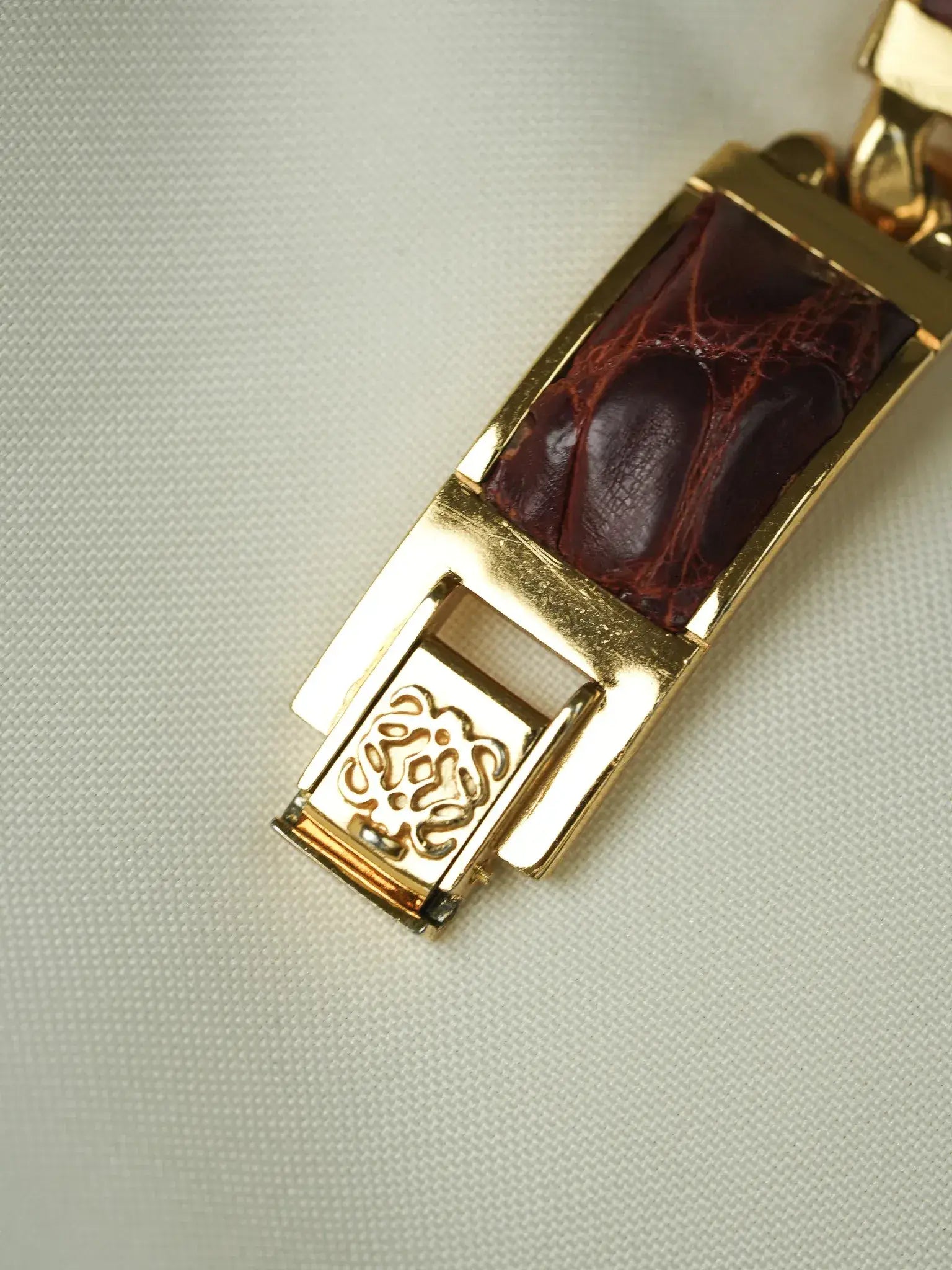 Loewe - Montre bracelet plaqué or cuir marron - 1990s - Atelier Victor