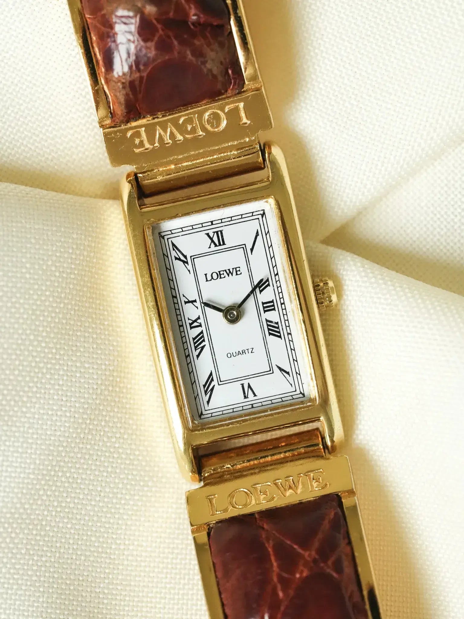 Loewe - Montre bracelet plaqué or cuir marron - 1990s - Atelier Victor