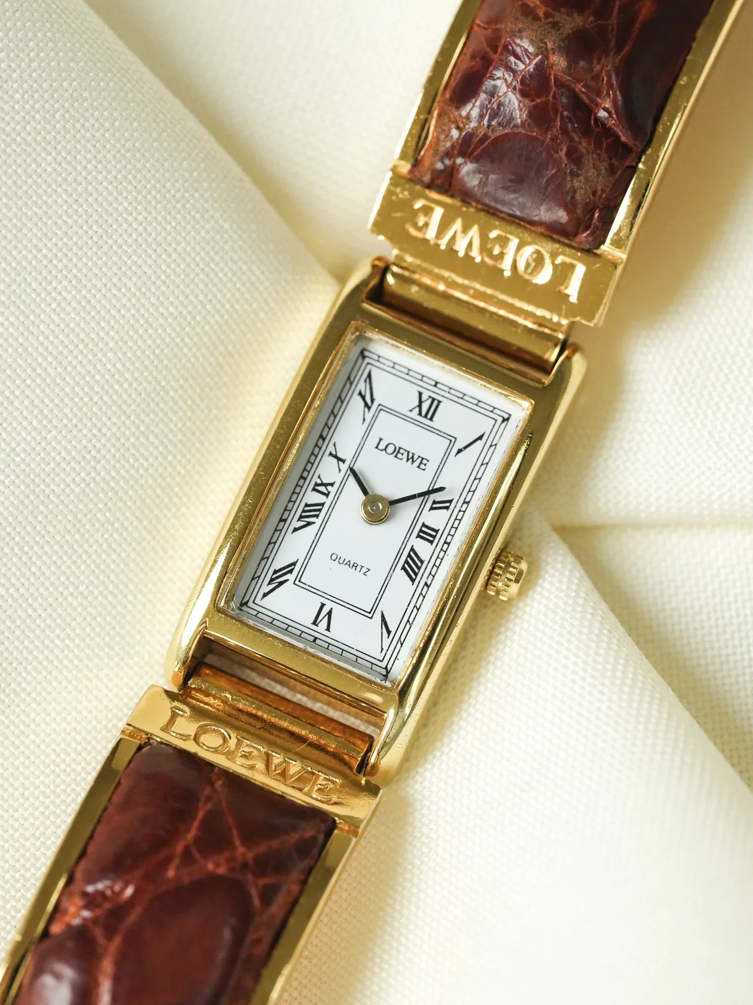 Loewe - Montre bracelet plaqué or cuir marron - 1990s - Atelier Victor