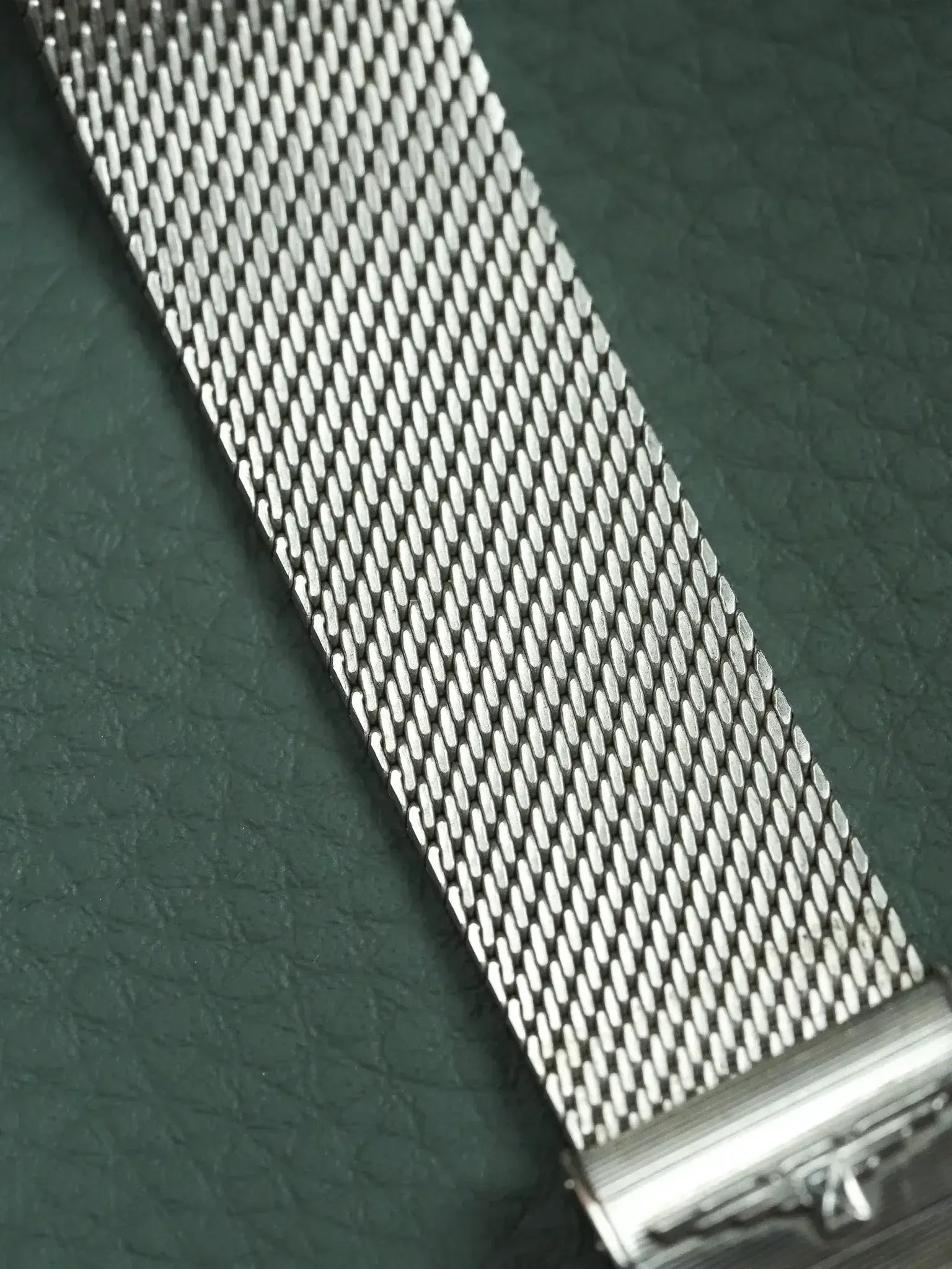 Longines - Acier en maille milanaise tapisserie or - 1980s - Atelier Victor