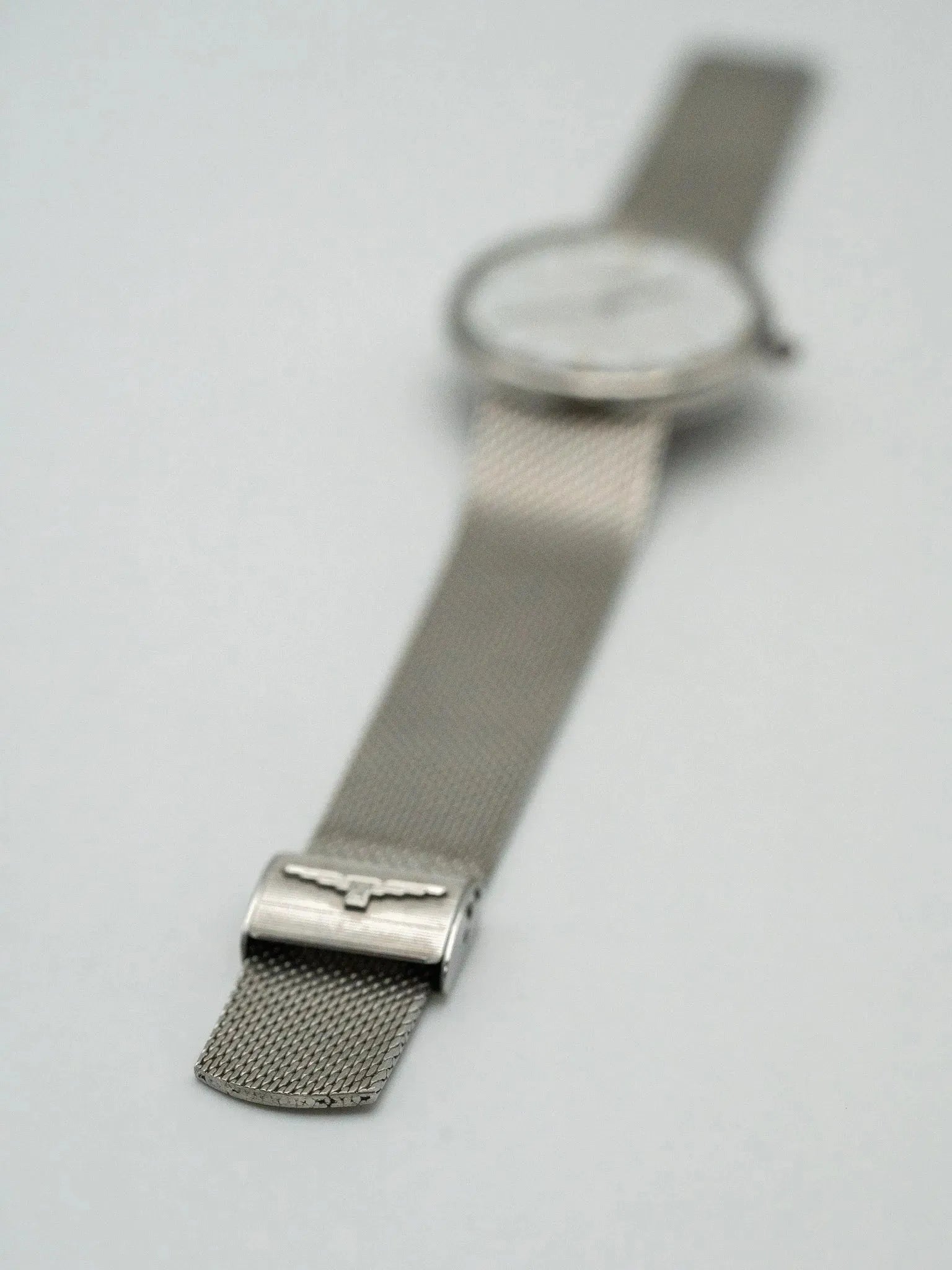 Longines - Acier en maille milanaise tapisserie or - 1980s - Atelier Victor - Vintage Shop