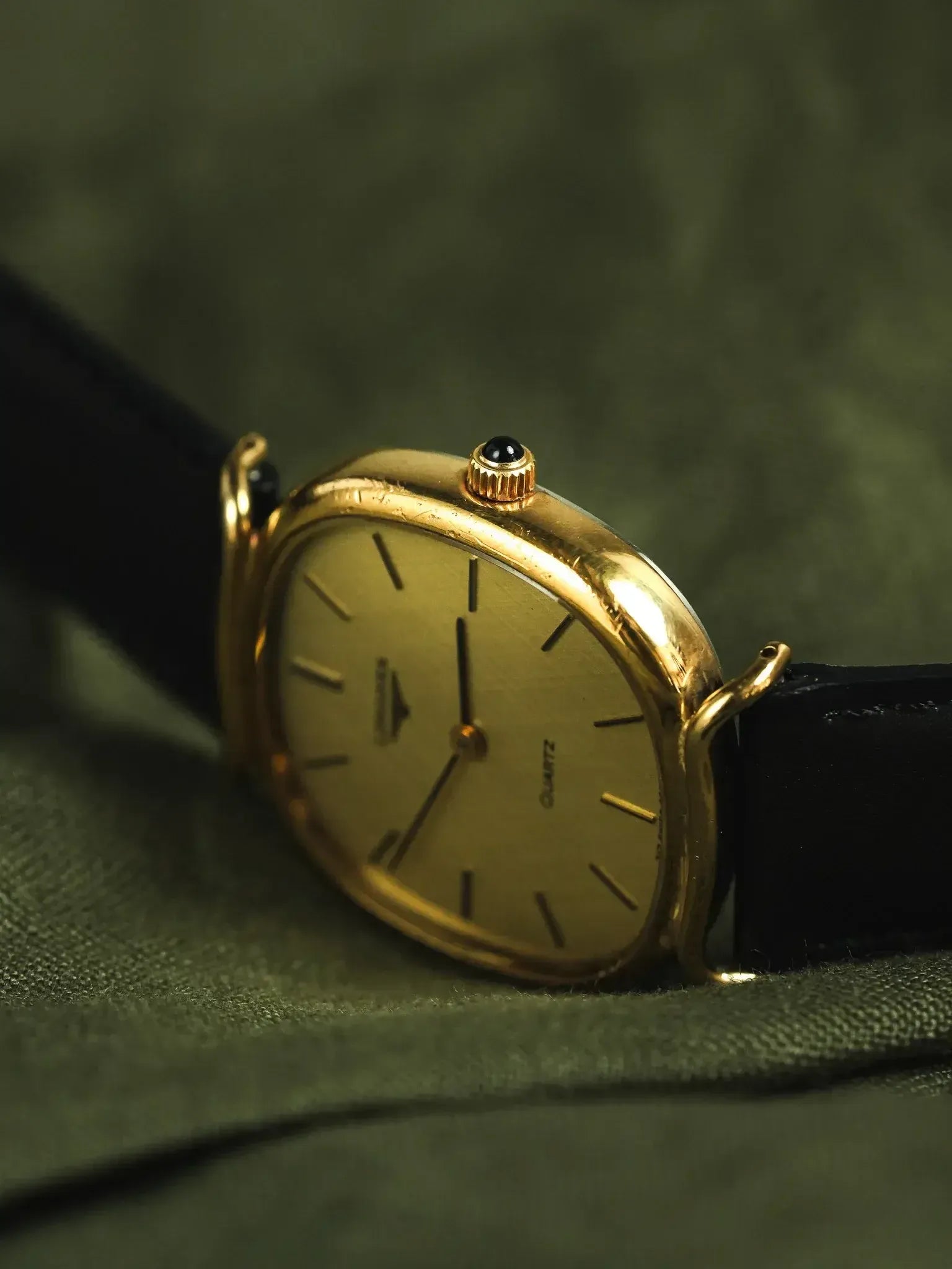 Longines - Cornes Centrales Or Cabochon Noir - 1980s - Atelier Victor