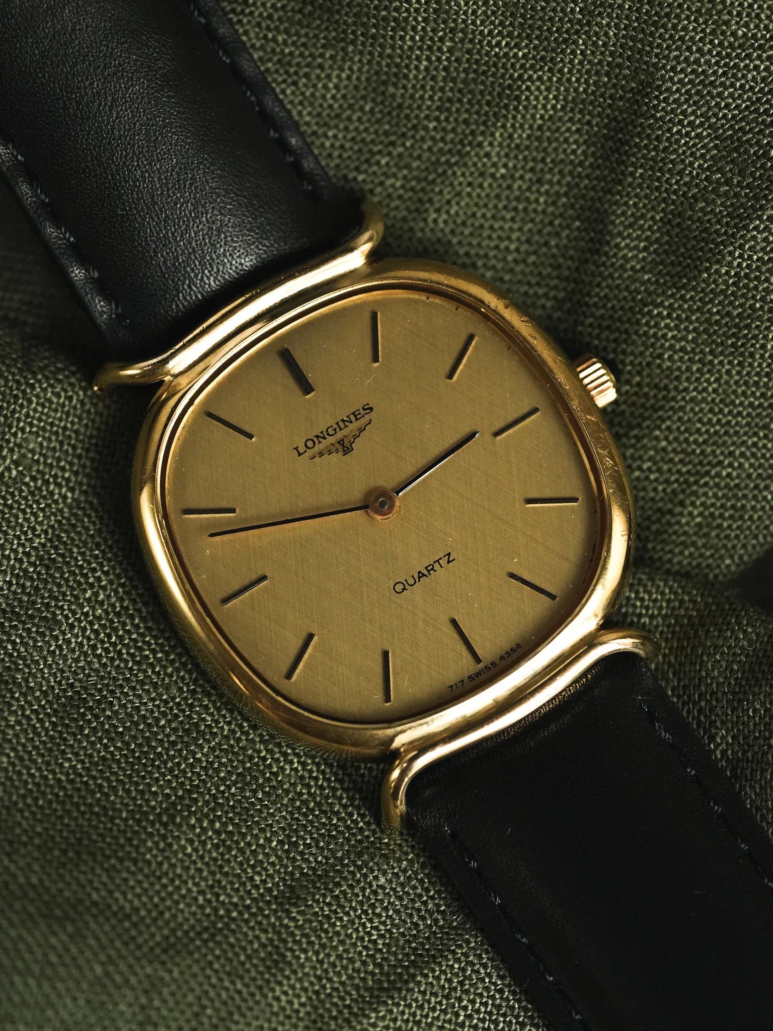 Longines - Cornes Centrales Or Cabochon Noir - 1980s - Atelier Victor - Vintage Shop