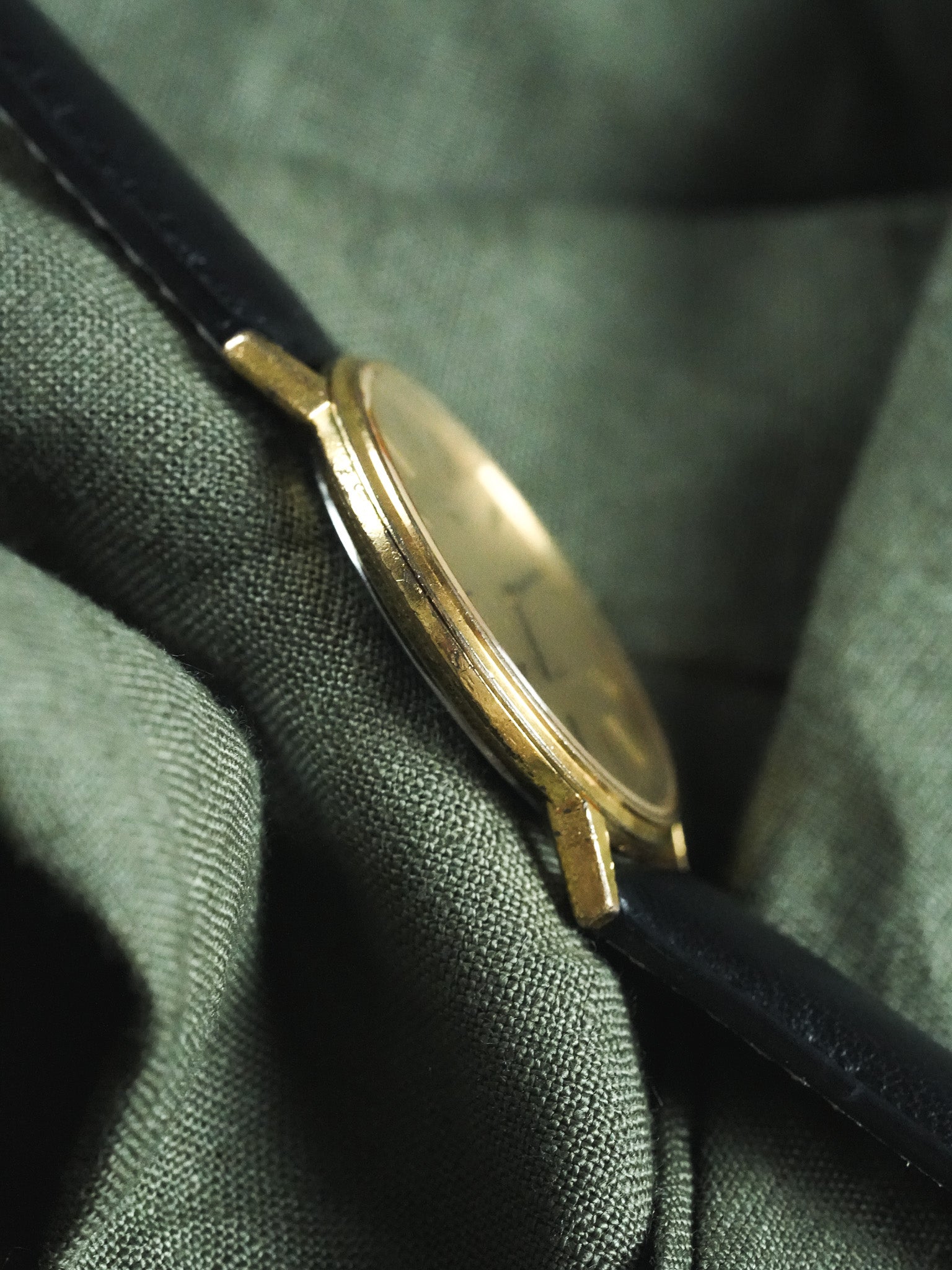 Longines - Montre habillée extra plate plaqué or index onyx - 1980s - Atelier Victor - Vintage Shop