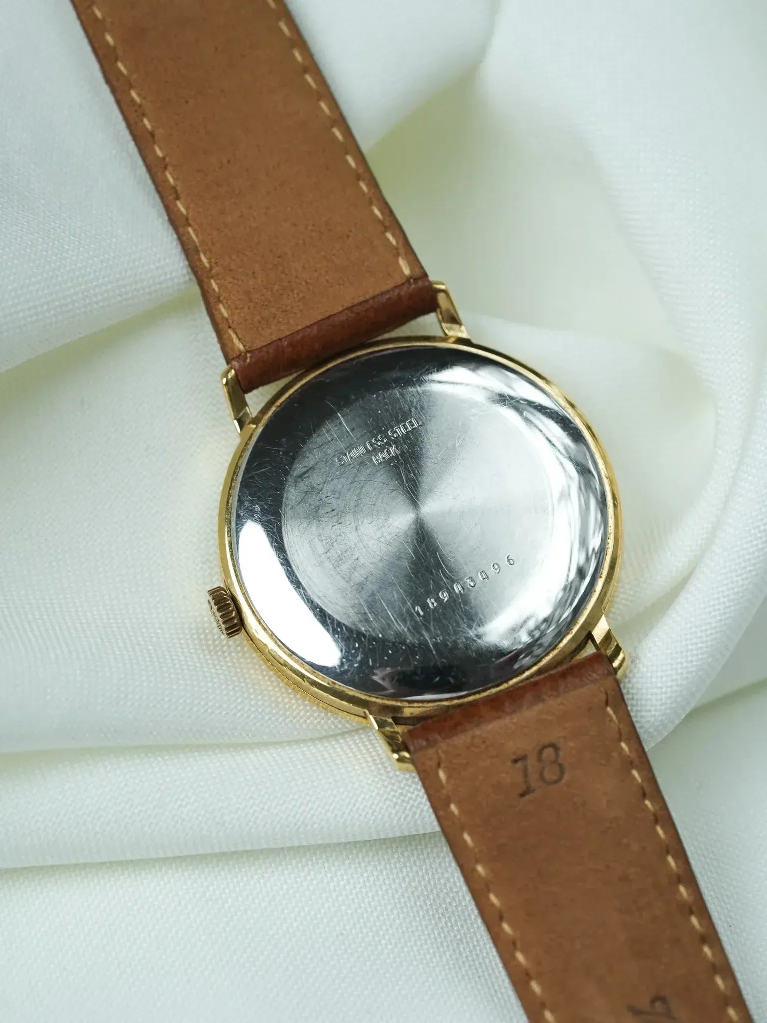 لونجين - Ronde 34mm ذهب تاريخ قرص ذهبي مؤشرات سوداء - 1980s