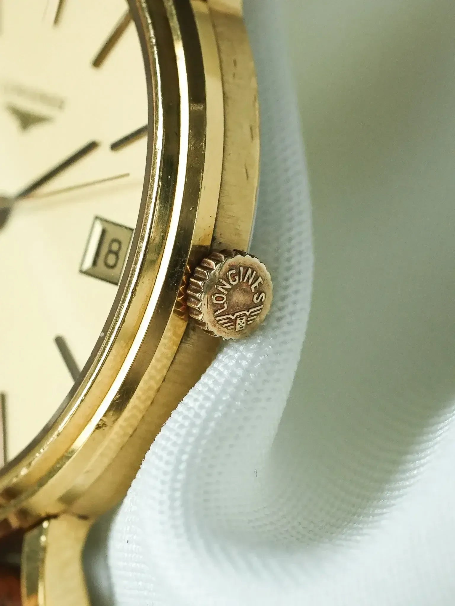 لونجين - Ronde 34mm ذهب تاريخ قرص ذهبي مؤشرات سوداء - 1980s