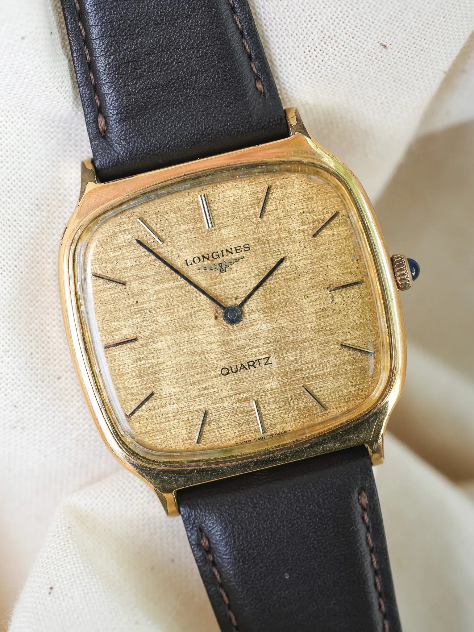 Longines - Tv plaqué or cadran lin cabochon - 1980s - Atelier Victor