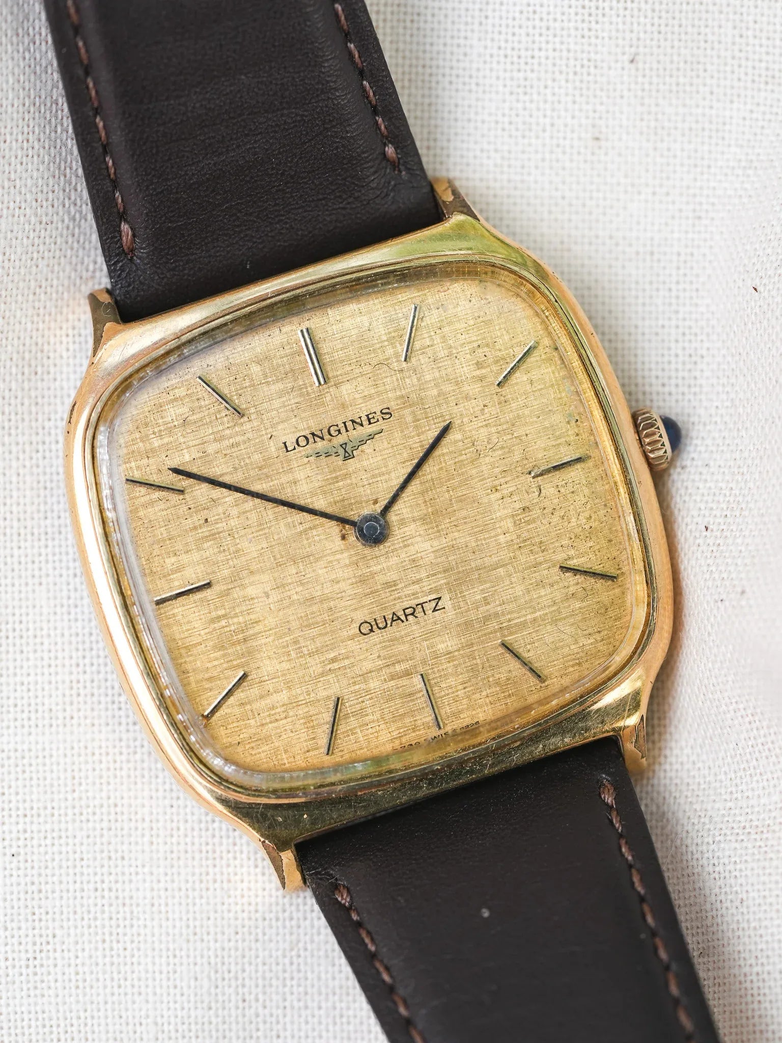 Longines - Tv plaqué or cadran lin cabochon - 1980s - Atelier Victor