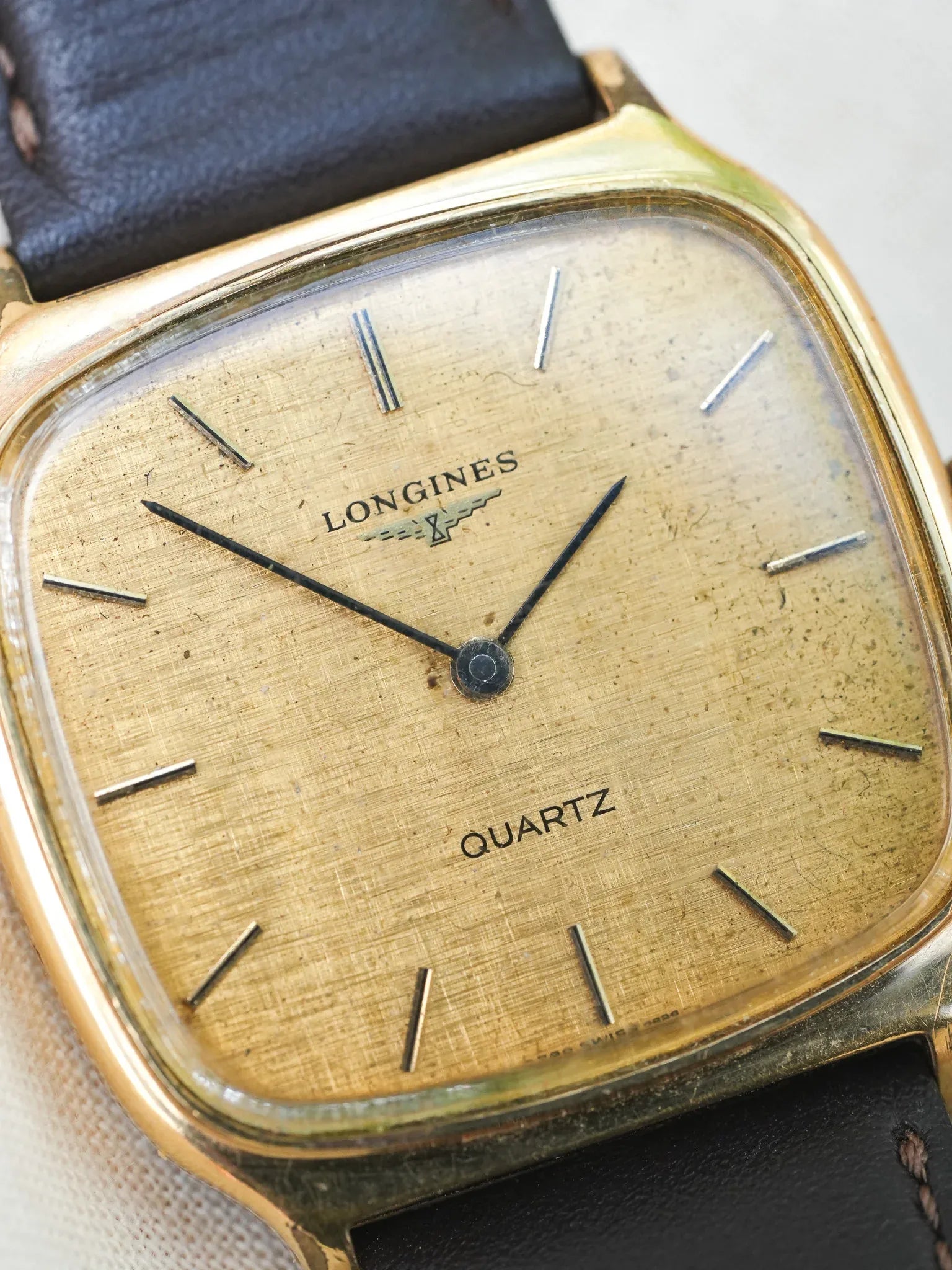 Longines - Tv plaqué or cadran lin cabochon - 1980s - Atelier Victor