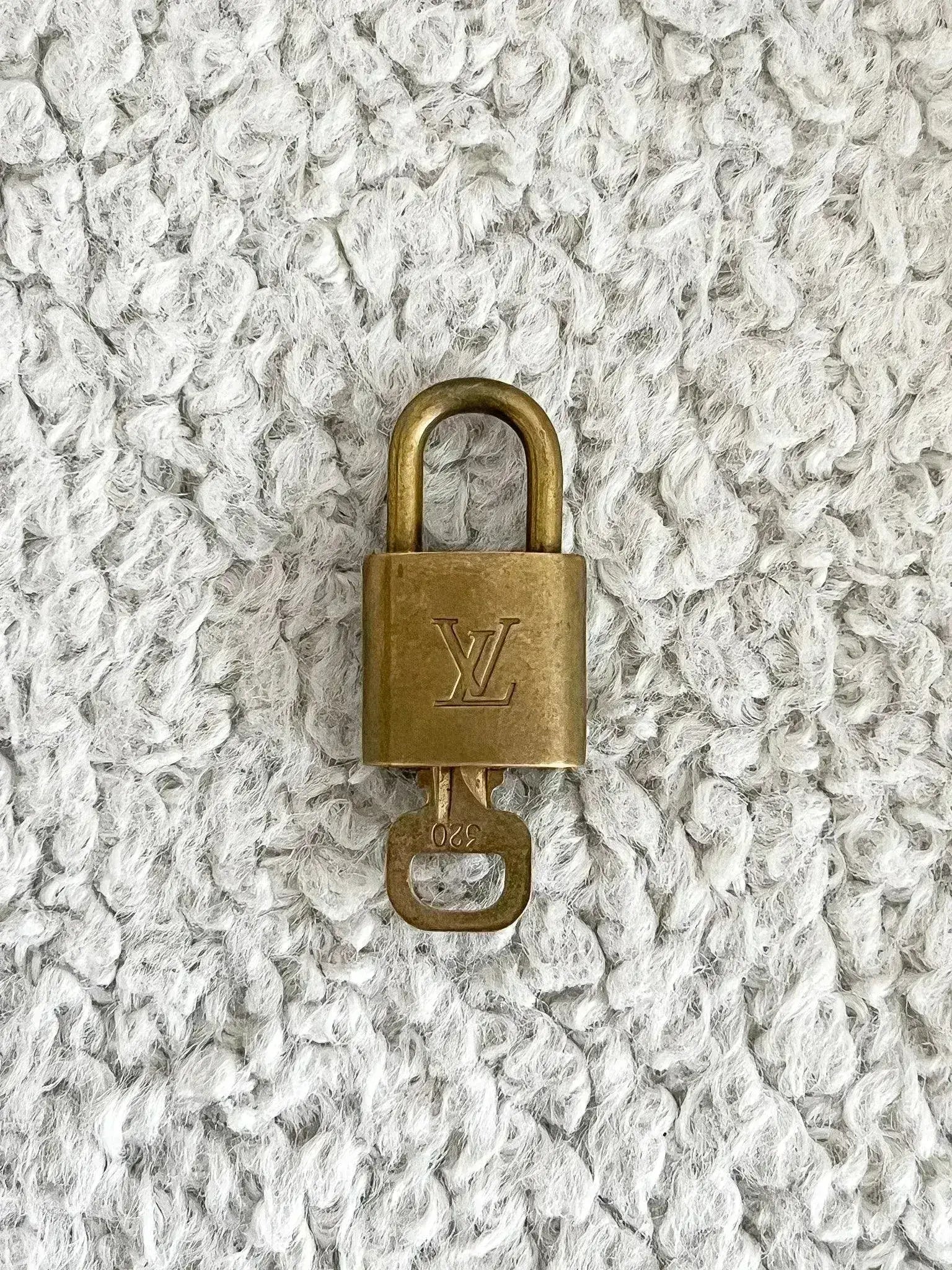 Louis Vuitton - Cadenas à clé vintage numero 320 - Atelier Victor