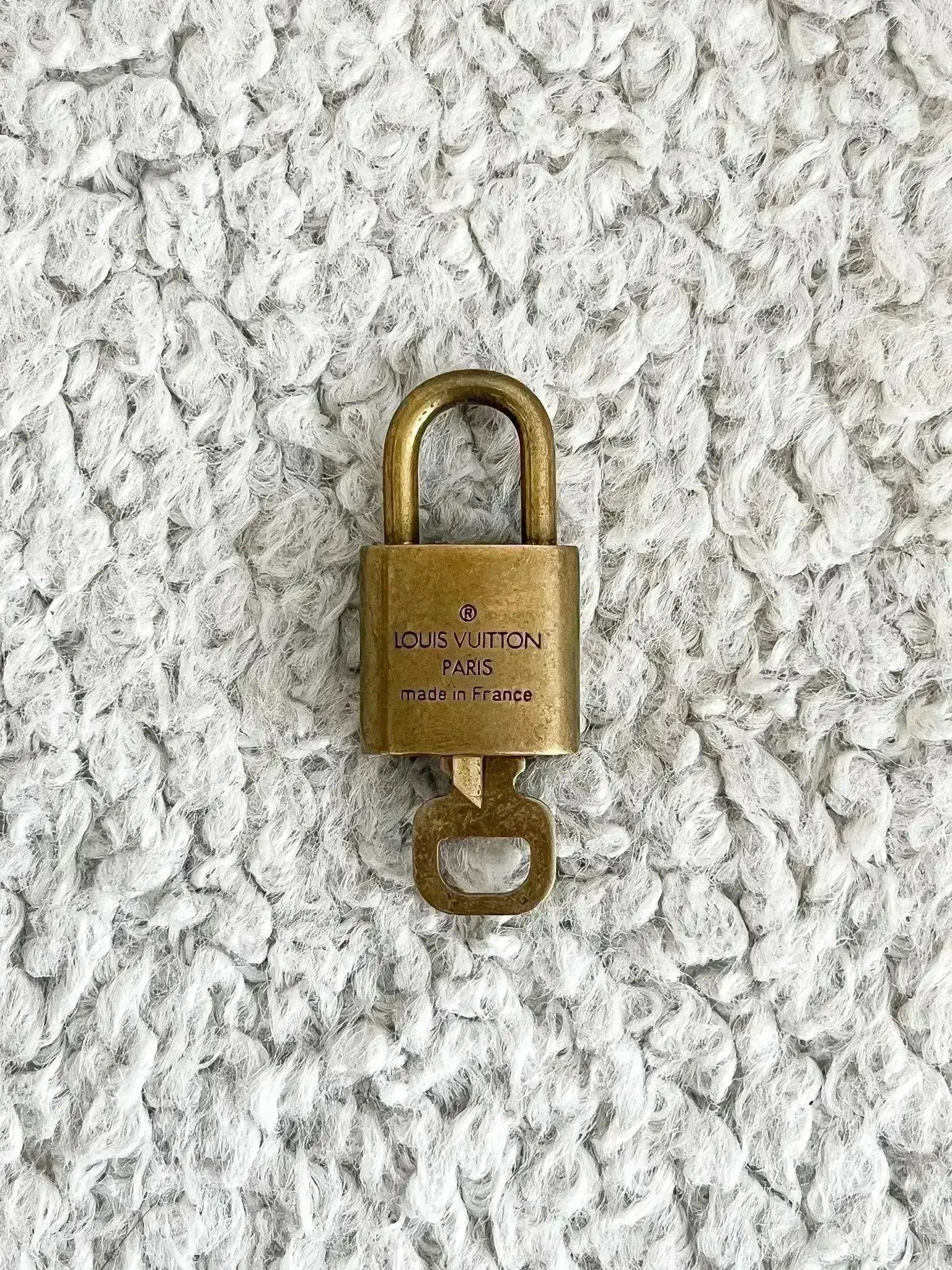 Louis Vuitton - Cadenas à clé vintage numero 320 - Atelier Victor