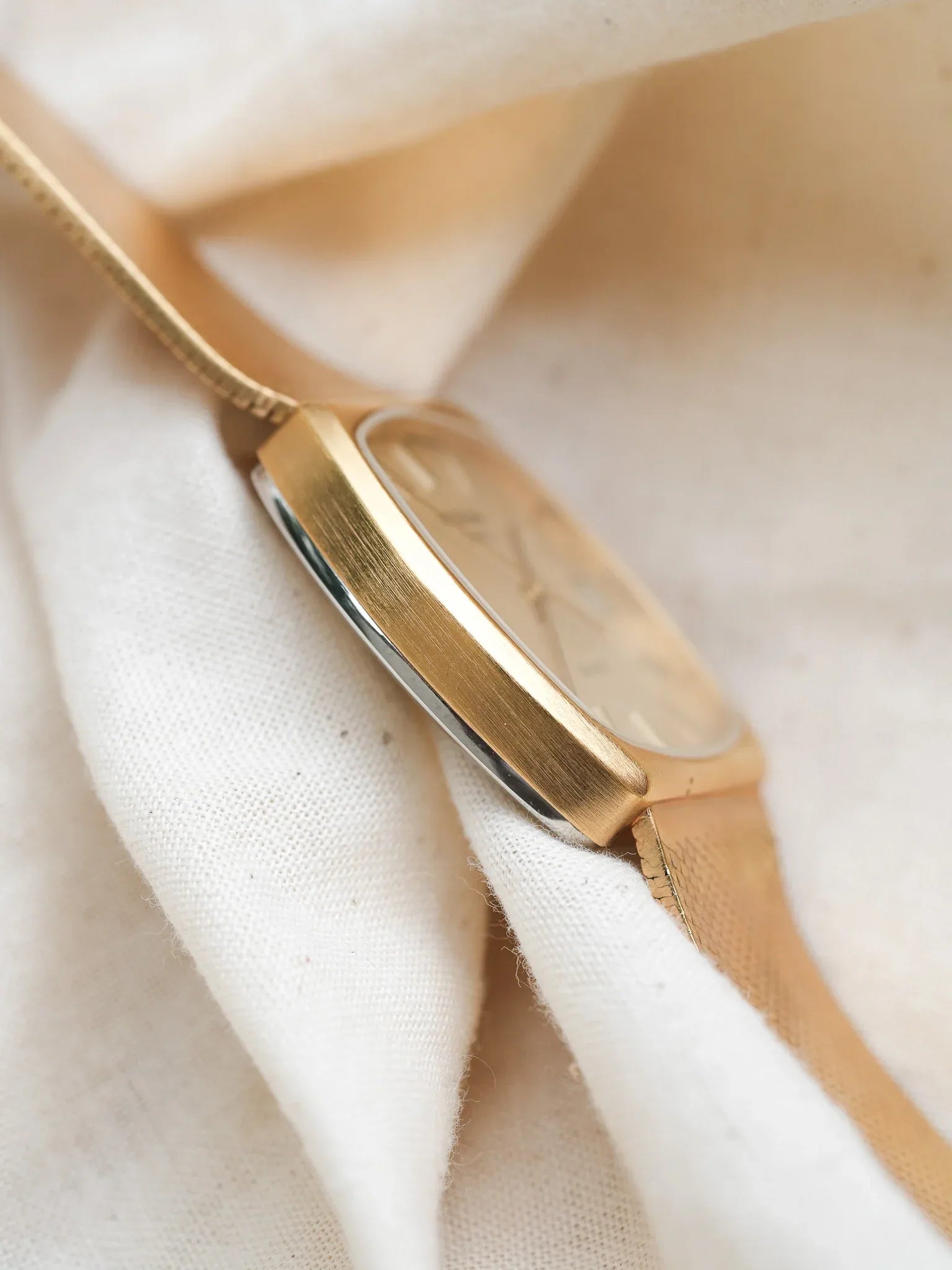 Microma Swiss - Bracelet intégré or date - NOS - 1980s - Atelier Victor - Vintage Shop