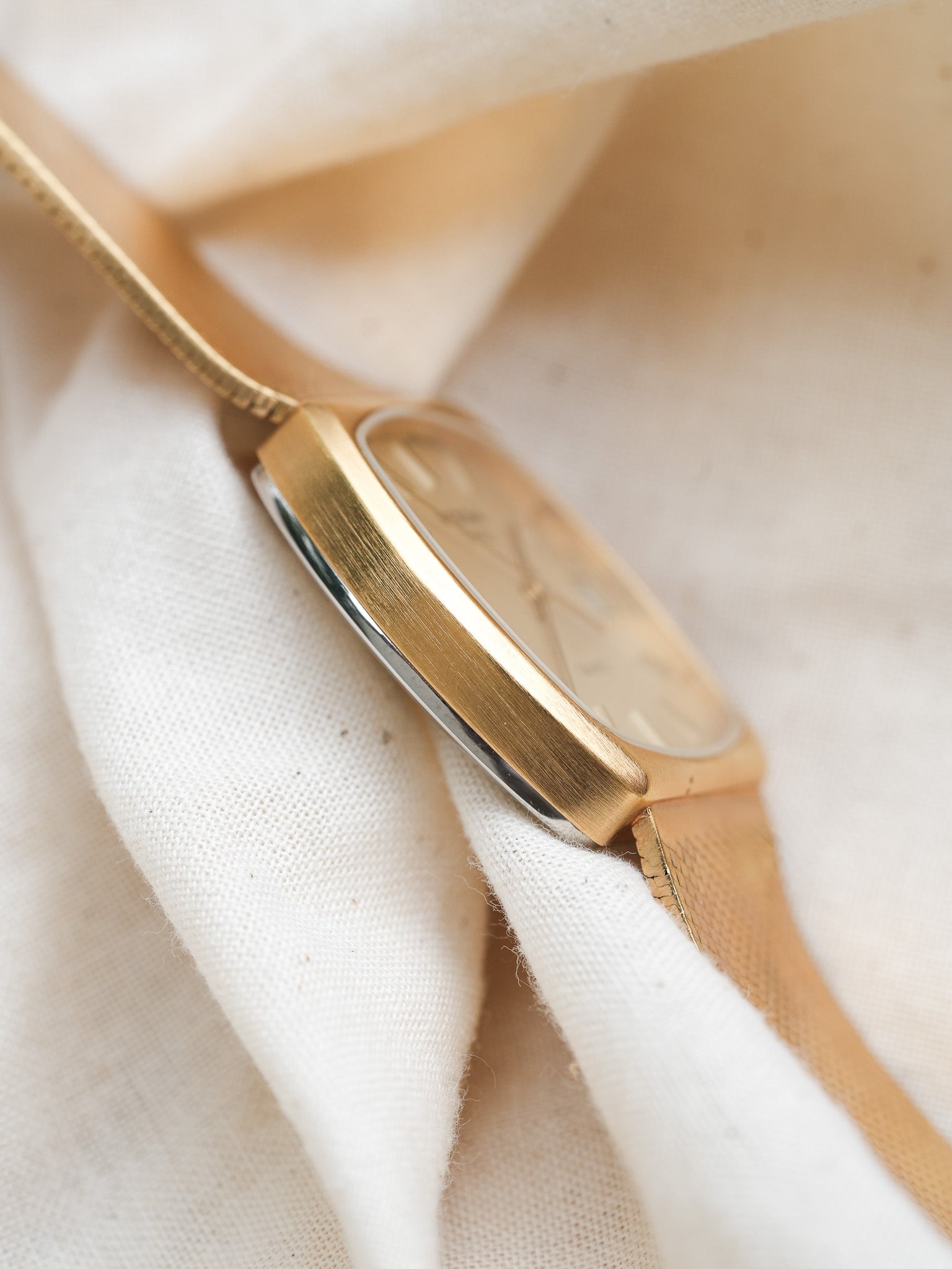 Microma Swiss - Bracelet intégré or date - NOS - 1980s - Atelier Victor - Vintage Shop