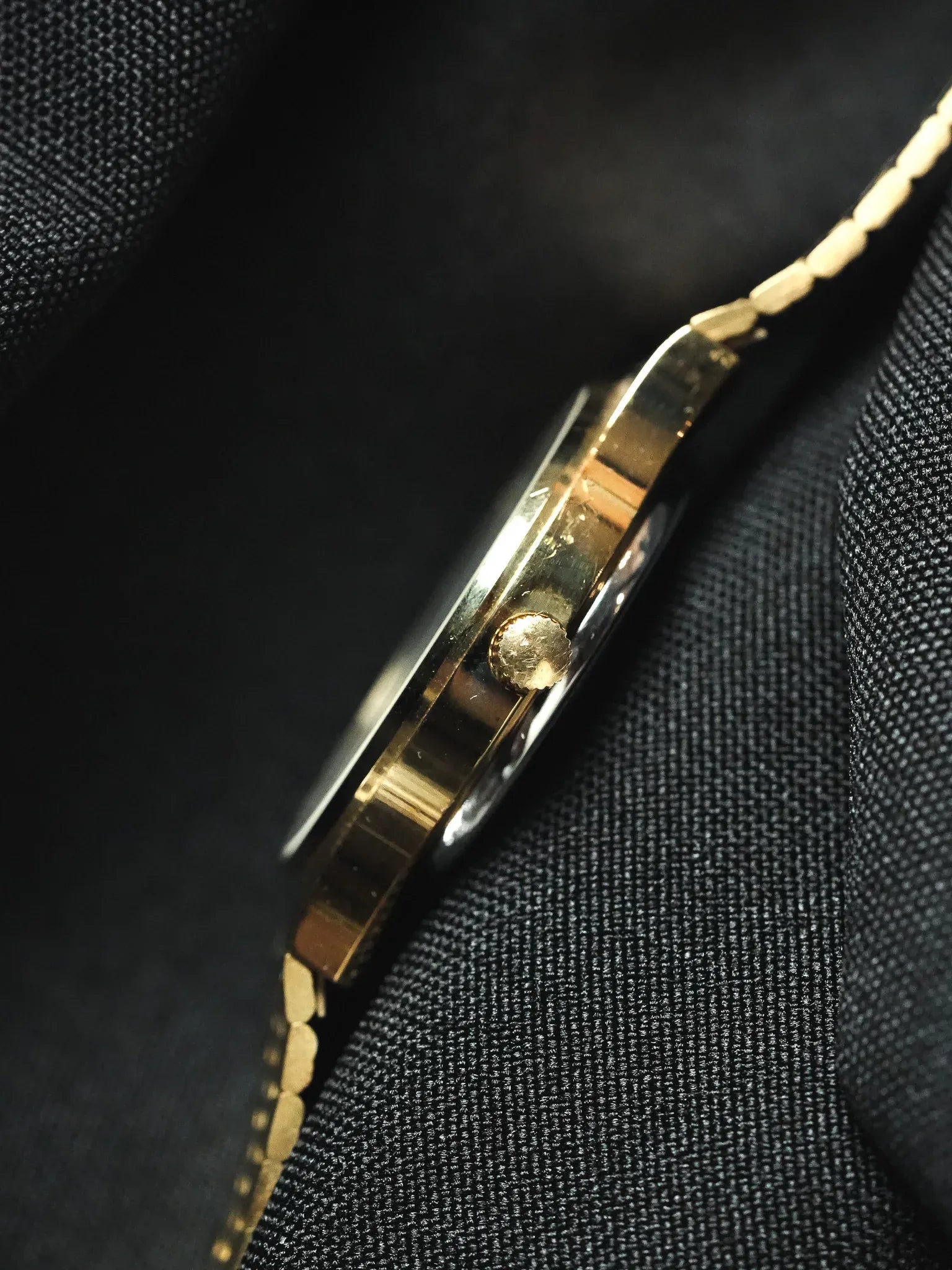 Microma Swiss - Romain Blanc Bracelet intégré plaqué or - Neuve de stock - 1990s - Atelier Victor - Vintage Shop