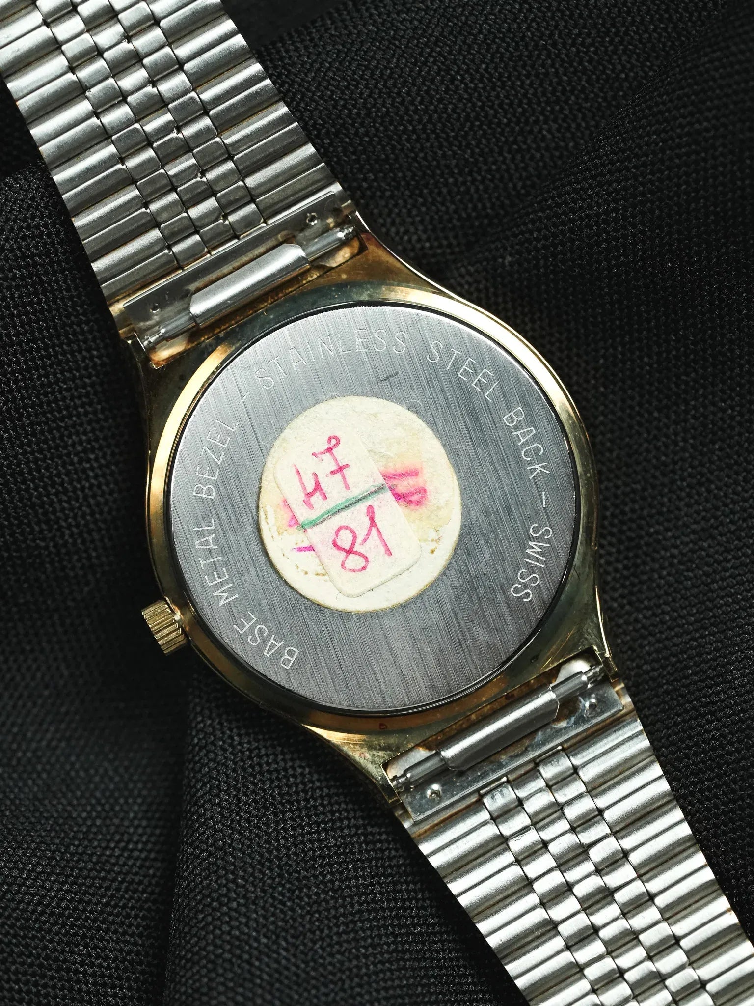 Microma Swiss - Romain Blanc Bracelet intégré plaqué or - Neuve de stock - 1990s - Atelier Victor - Vintage Shop