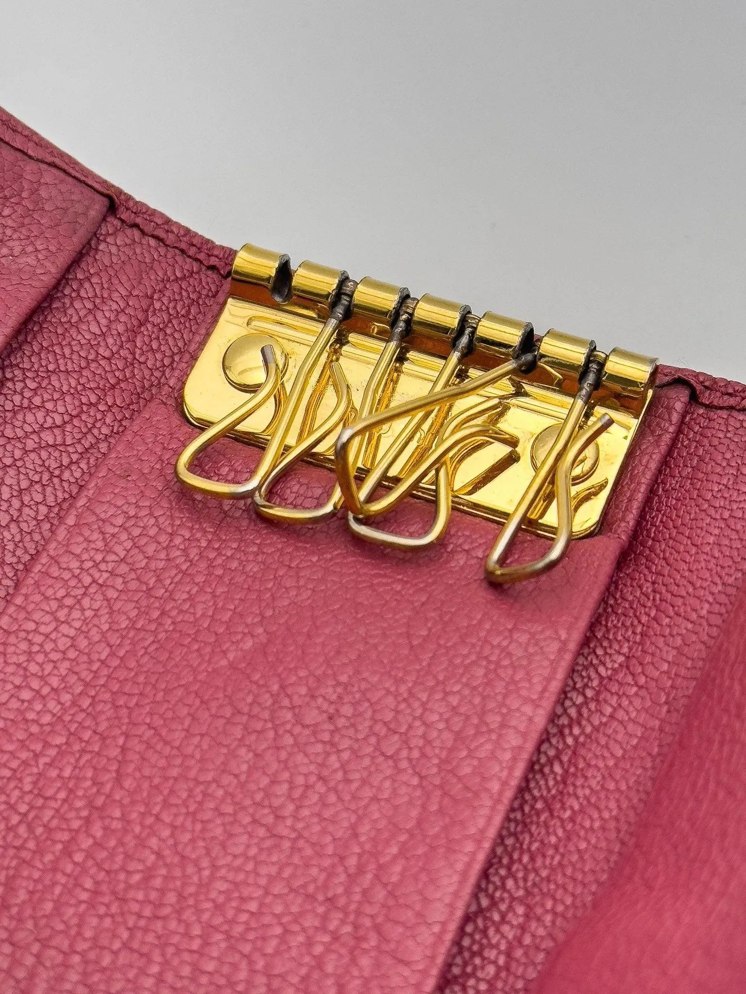 Miu Miu - Multiclés Cuir Rose - Atelier Victor Paris - Vintage Watch Shop Dubai