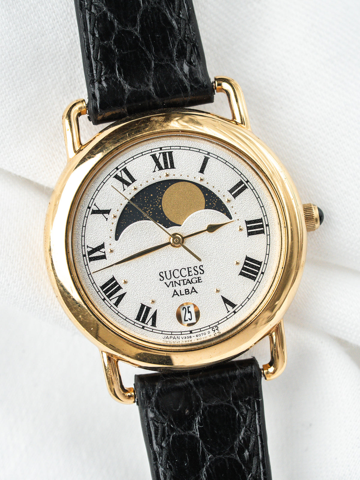 Montre Alba Success Vintage, boîtier doré, cadran argenté à phase de lune, bracelet cuir noir