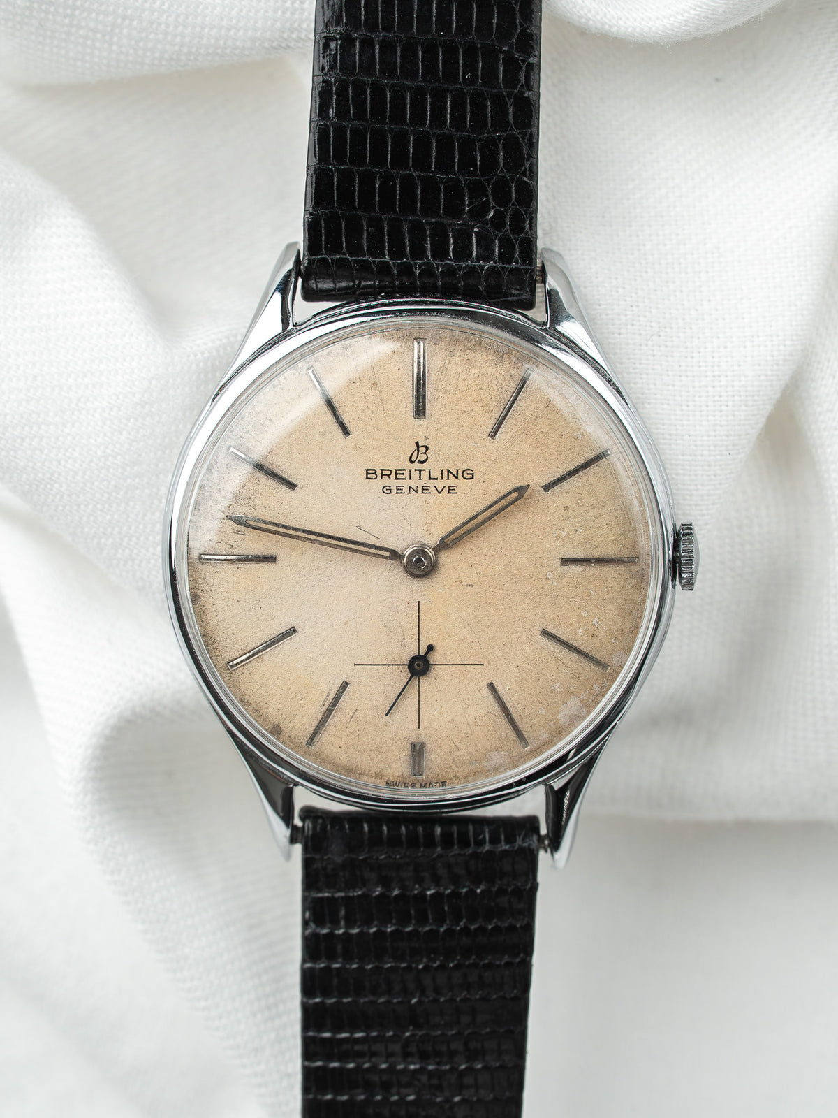 做旧奶油色表盘与镶贴棒状时标 - Breitling 1904 复古腕表 - Atelier Victor