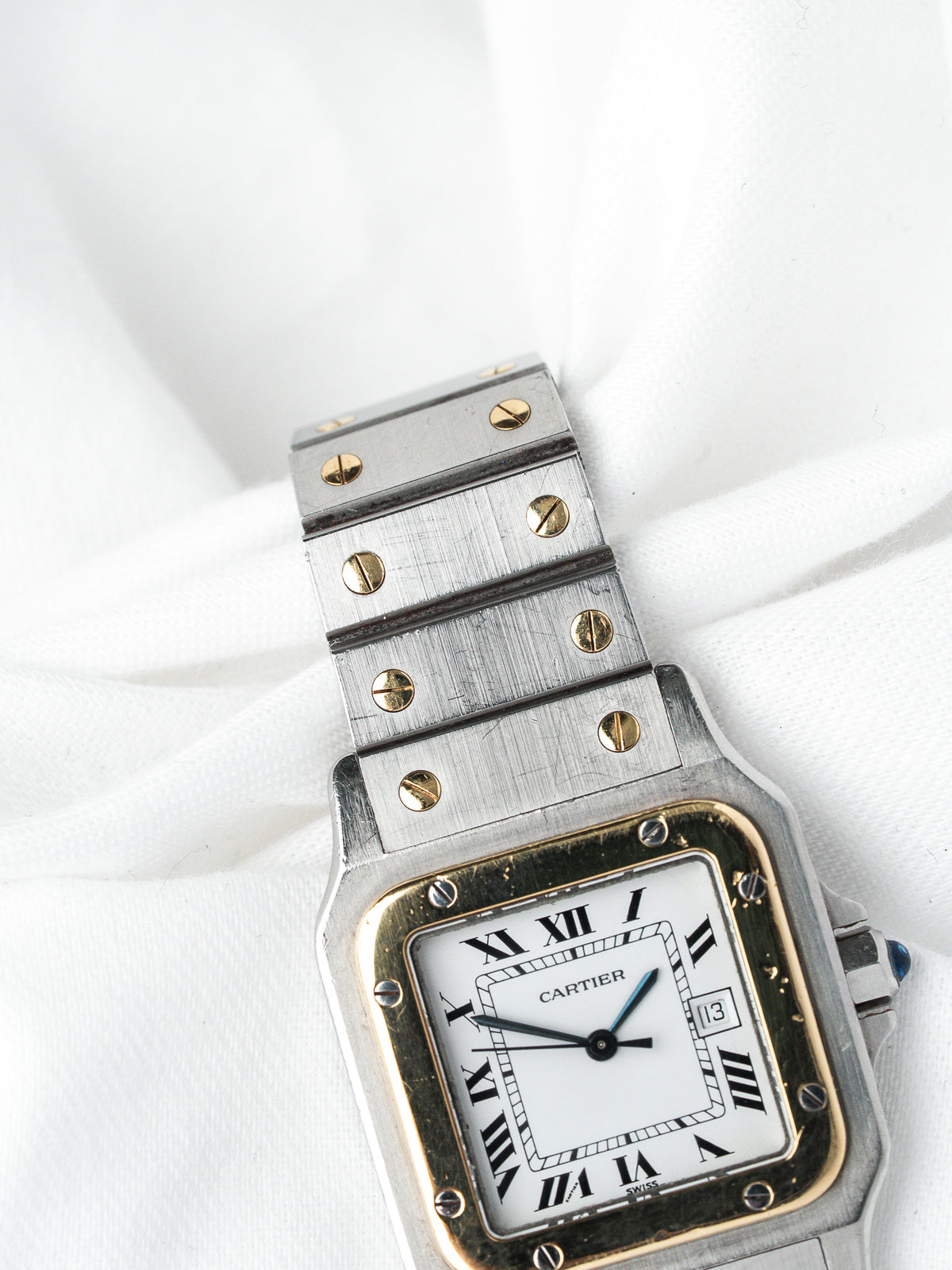 Vis dorées de la lunette et du bracelet - Montre Cartier Santos Carrée 2961 Vintage - Atelier Victor