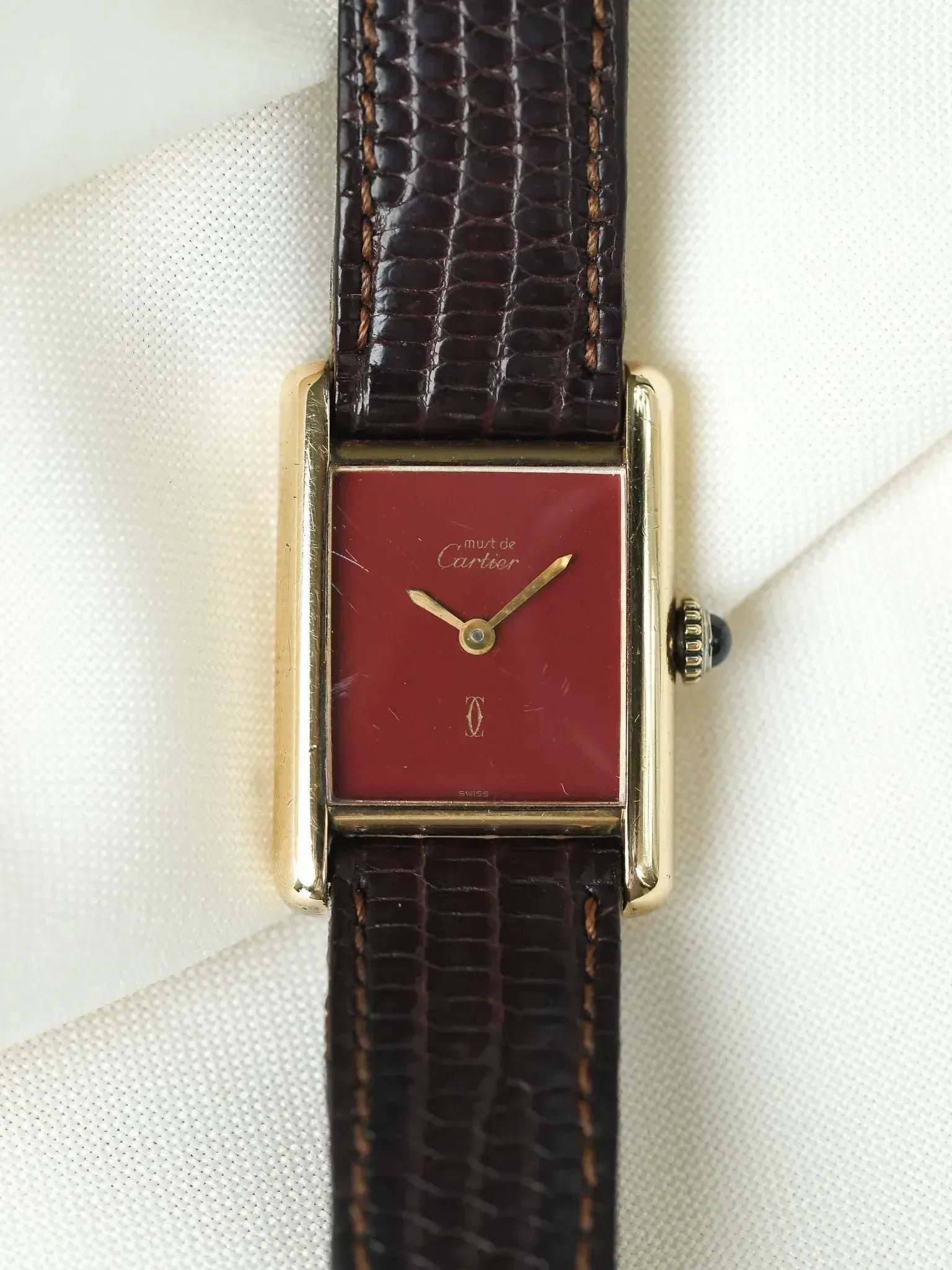 Montre Cartier Tank Must SM Vermeil (Années 1980) – Cadran Rouge & Mécanique - Atelier Victor