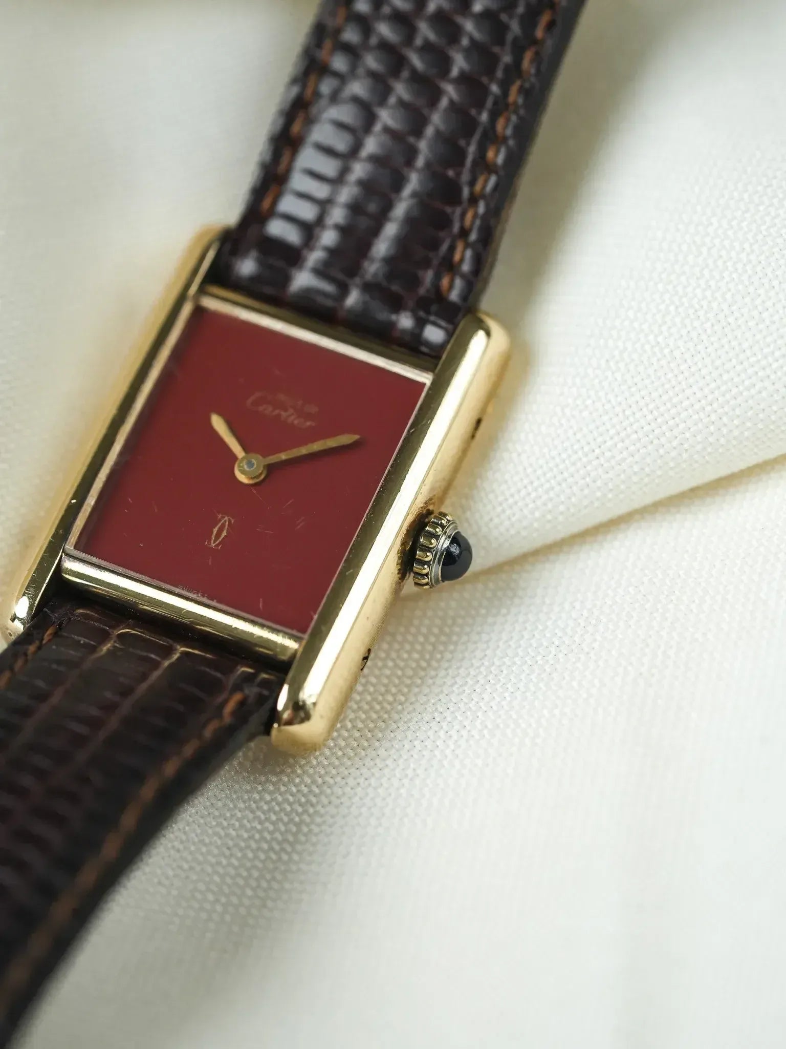 Montre Cartier Tank Must SM Vermeil (Années 1980) – Cadran Rouge & Mécanique - Atelier Victor