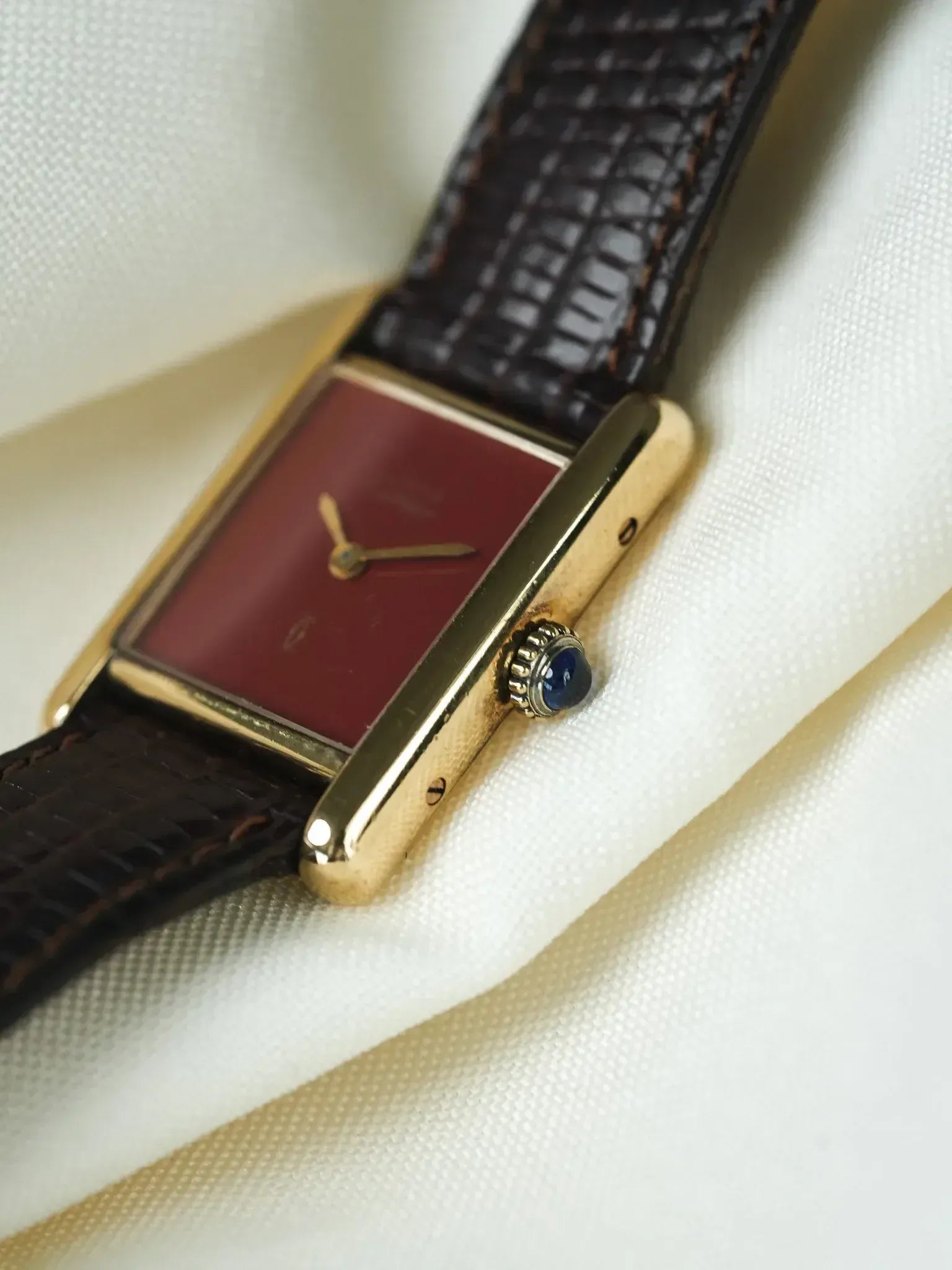 Montre Cartier Tank Must SM Vermeil (Années 1980) – Cadran Rouge & Mécanique - Atelier Victor