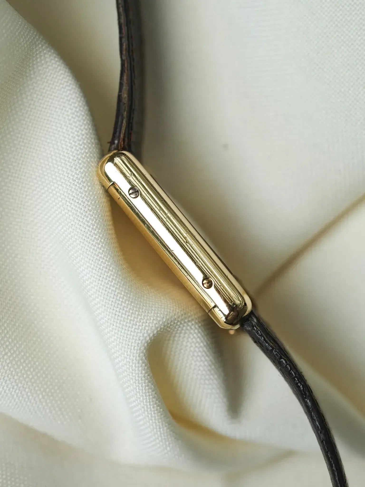 Montre Cartier Tank Must SM Vermeil (Années 1980) – Cadran Rouge & Mécanique - Atelier Victor