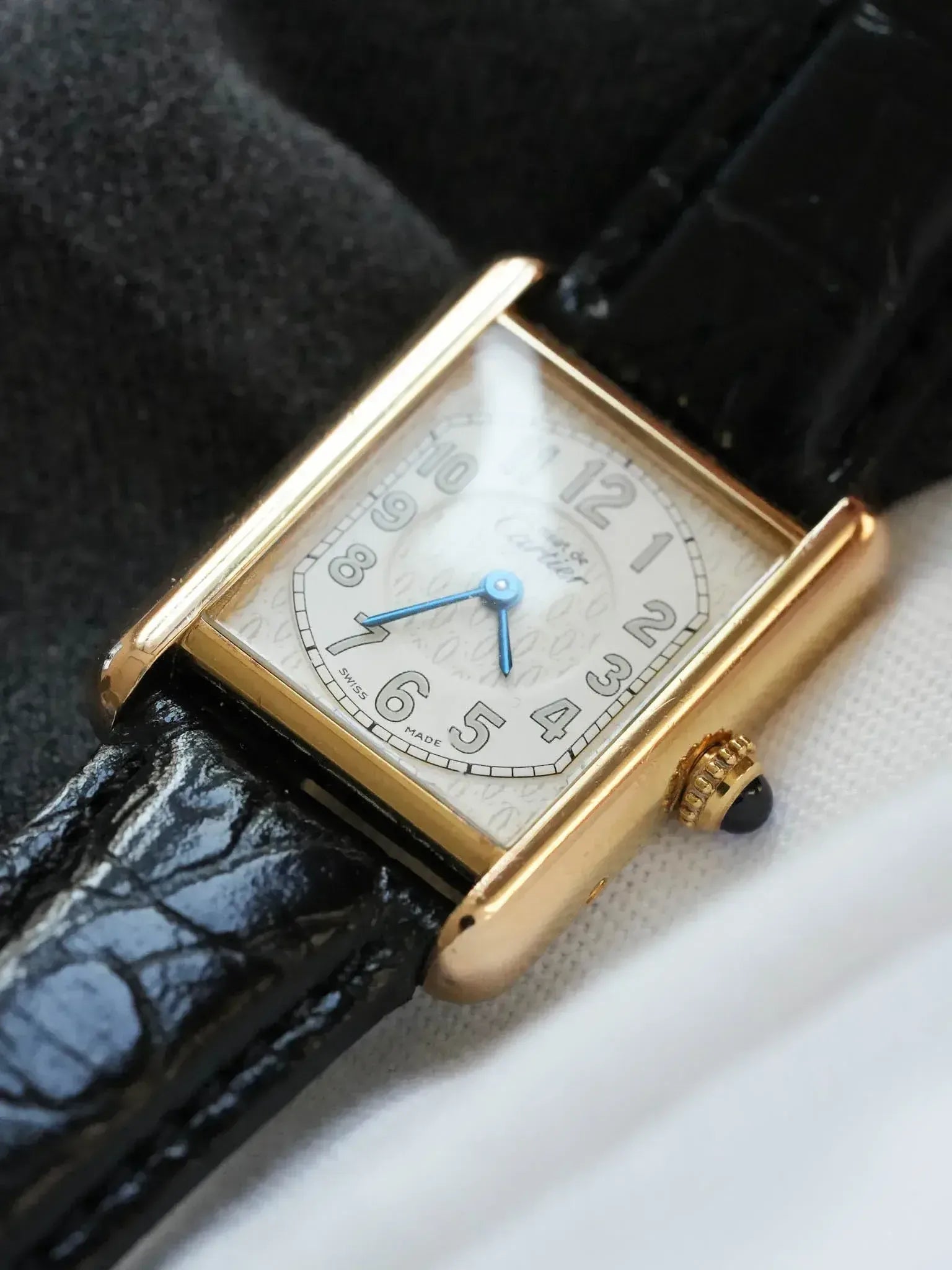 Montre Cartier Tank Must SM Vintage - Vermeil Chiffres Arabes (Années 1990) - Atelier Victor