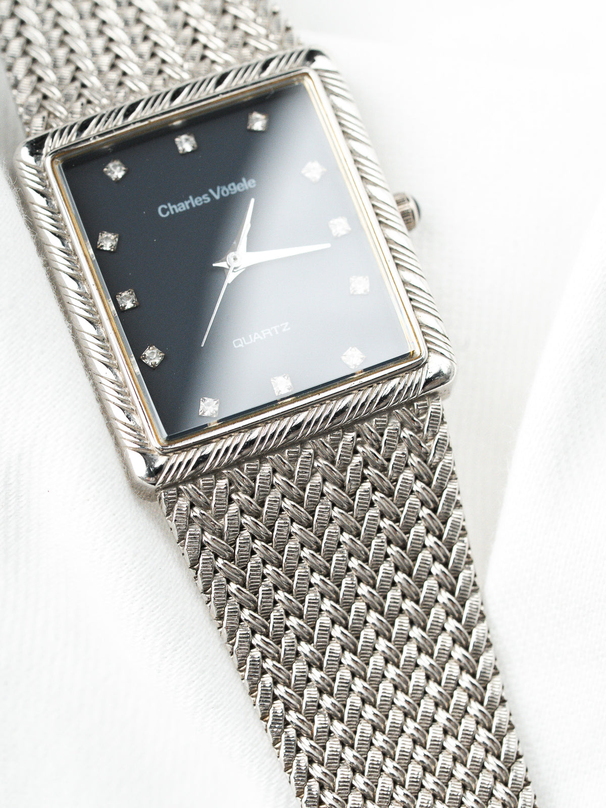 Tre quarti della cassa e del bracciale - Charles Vögele CV-7357 Orologio - Atelier Victor