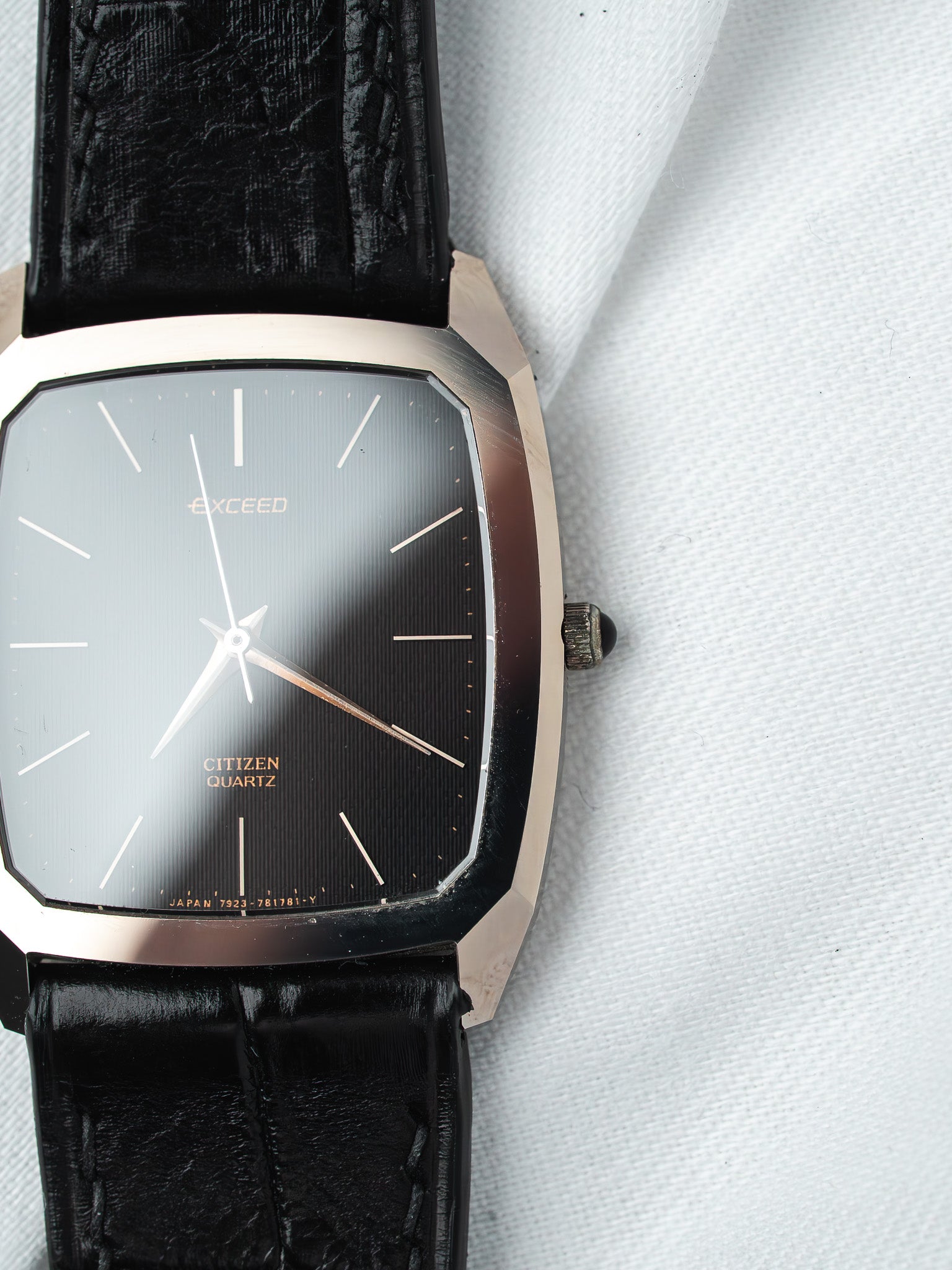 Citizen Exceed vintage watch with black leather strap and gradient dial