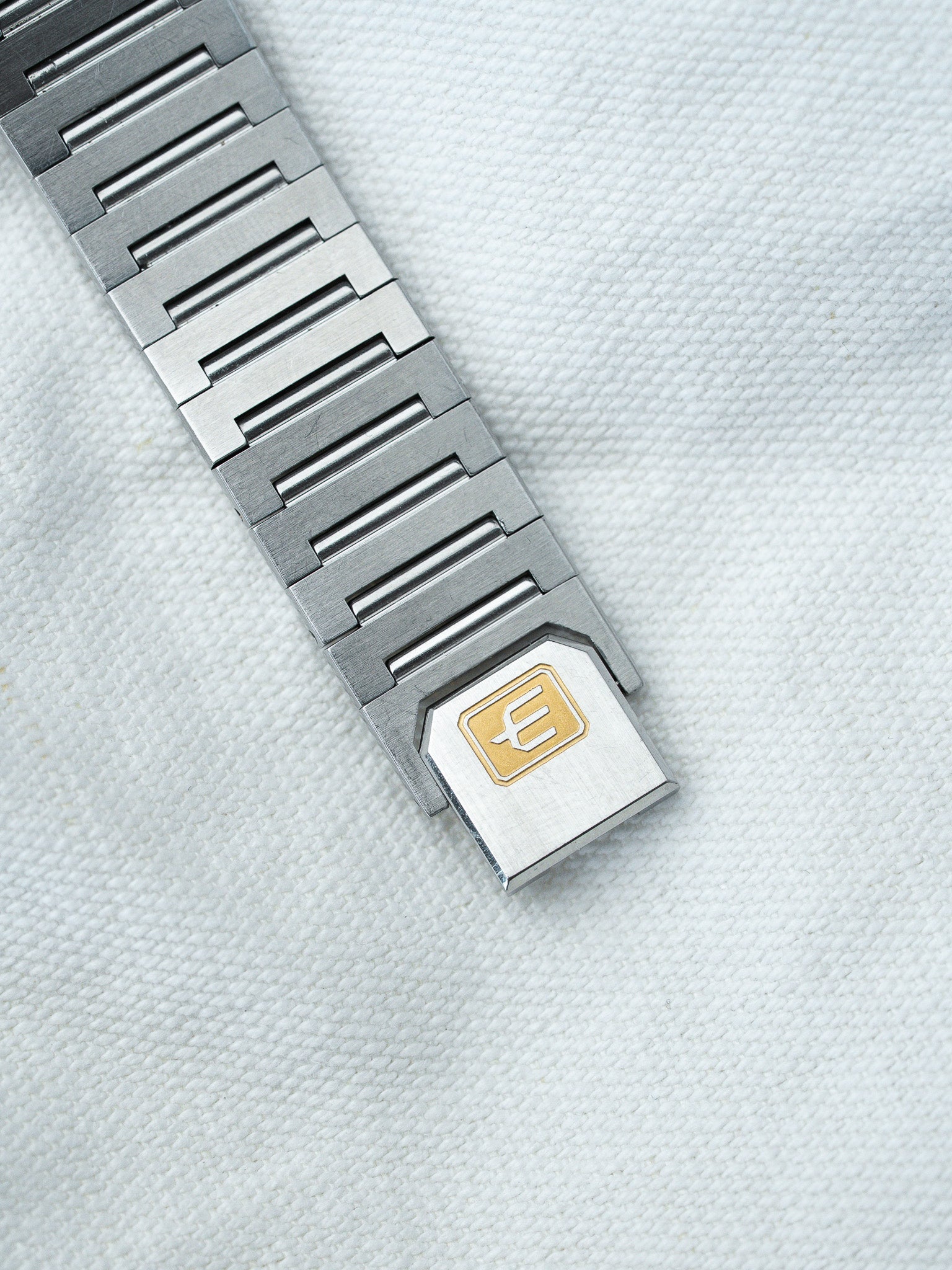 Vintage Citizen Exceed Watch — White Sandblasted Bi-Color Steel Gold Dial (1990s)