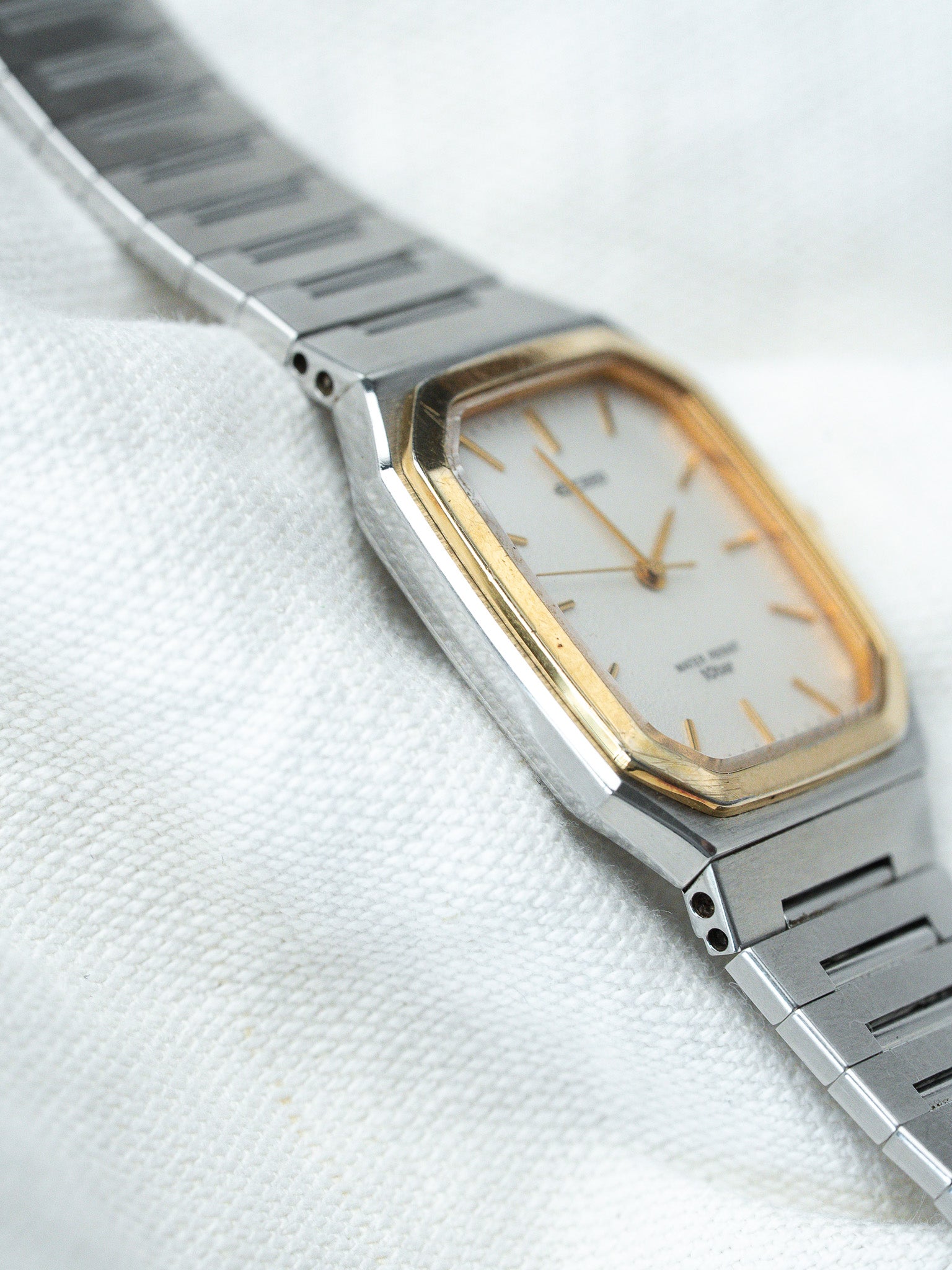 Vintage Citizen Exceed Watch — White Sandblasted Bi-Color Steel Gold Dial (1990s)