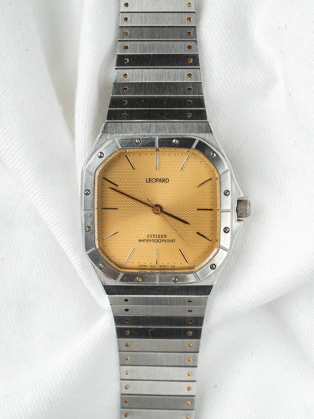 Esfera de nido de abeja en ligero ángulo - Reloj Citizen Leopard 7933 - Atelier Victor