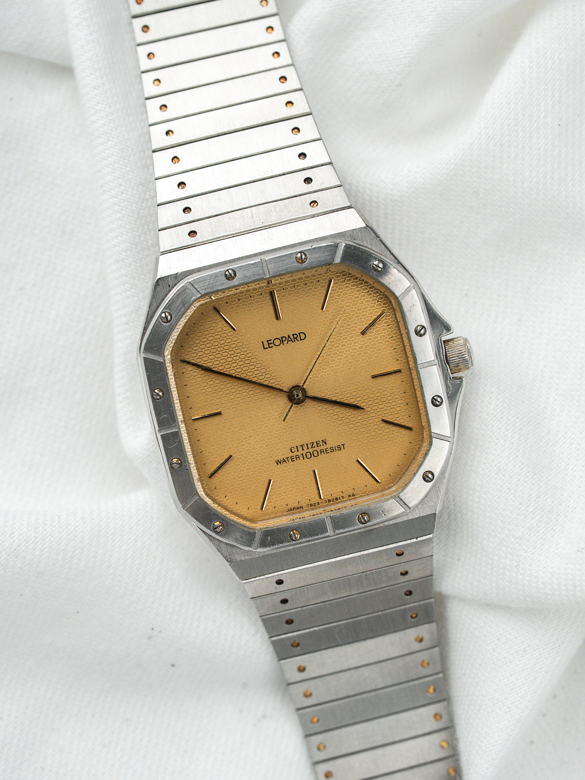 Bisel octogonal con tornillos visibles - Reloj Citizen Leopard 7933 - Atelier Victor