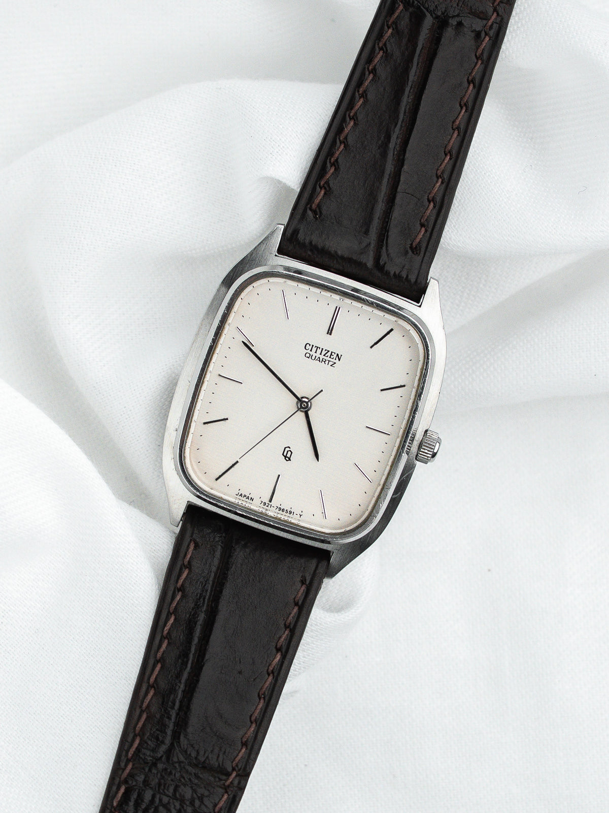 Vista general en ángulo - Reloj Citizen Tonneau 1989 - Atelier Victor