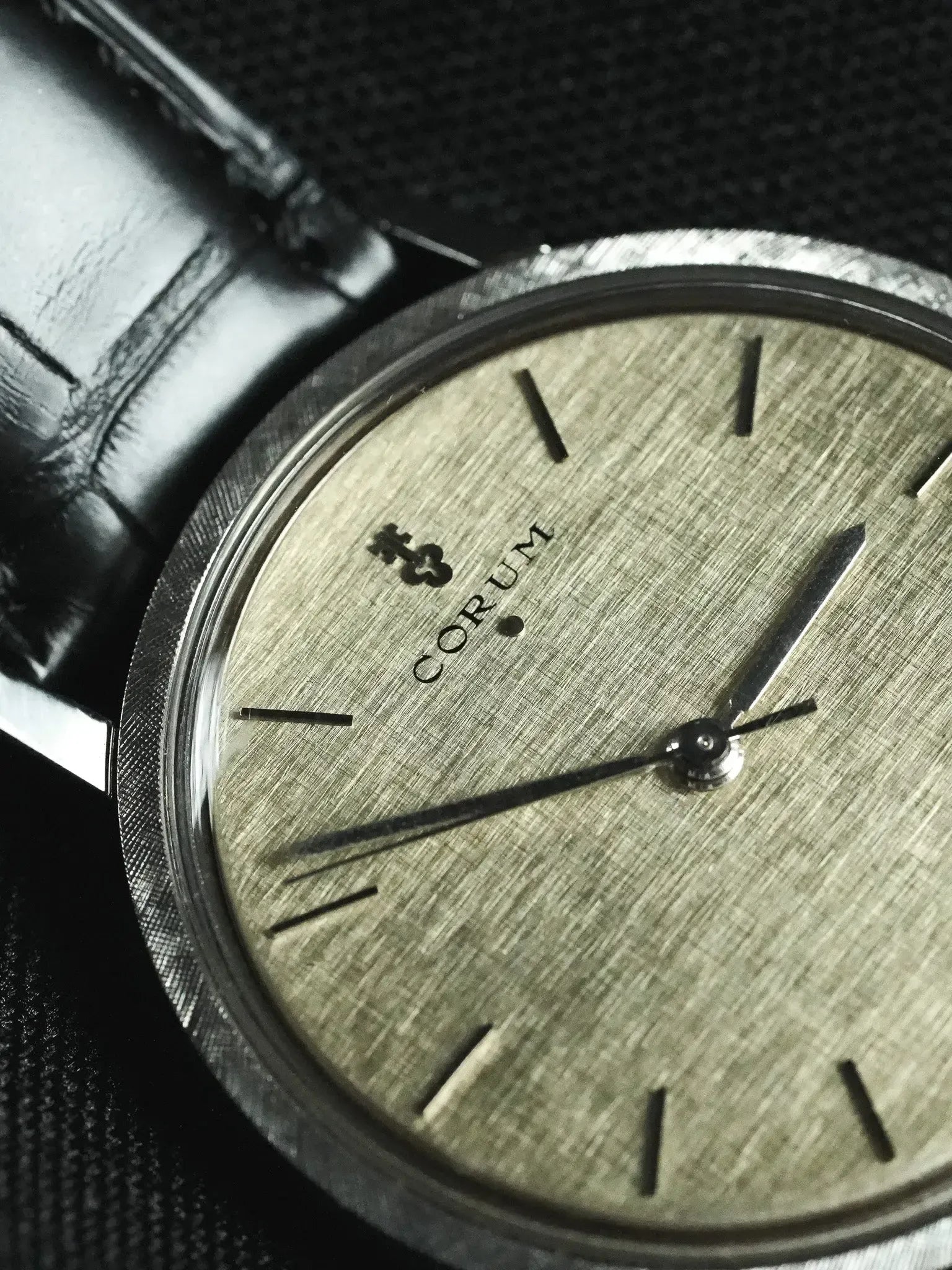 Corum - Acier Cadran Lin Argent - 1980s - Atelier Victor