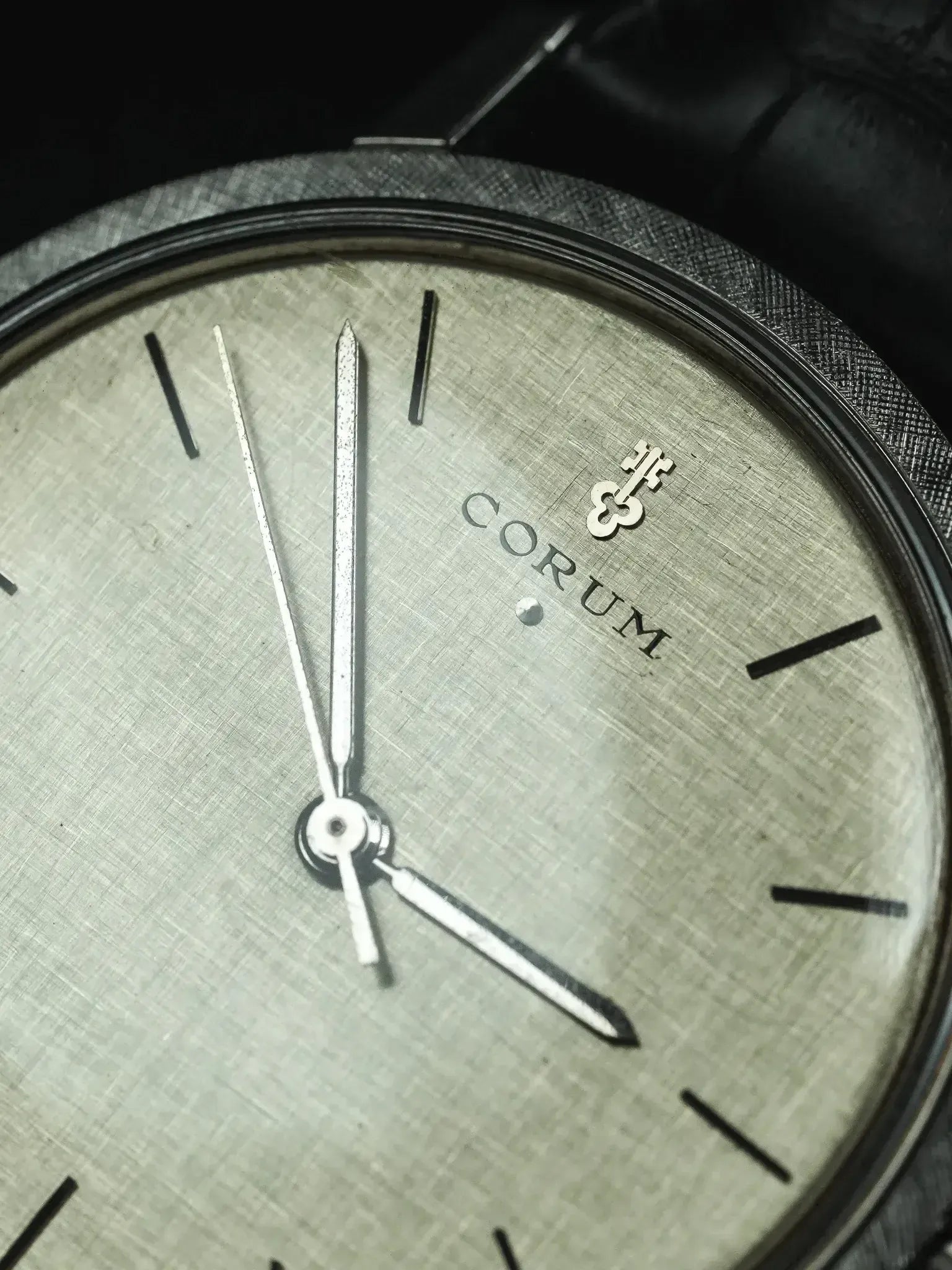 Montre Corum Acier Automatique Cadran Lin Argent (Années 1980) - Atelier Victor