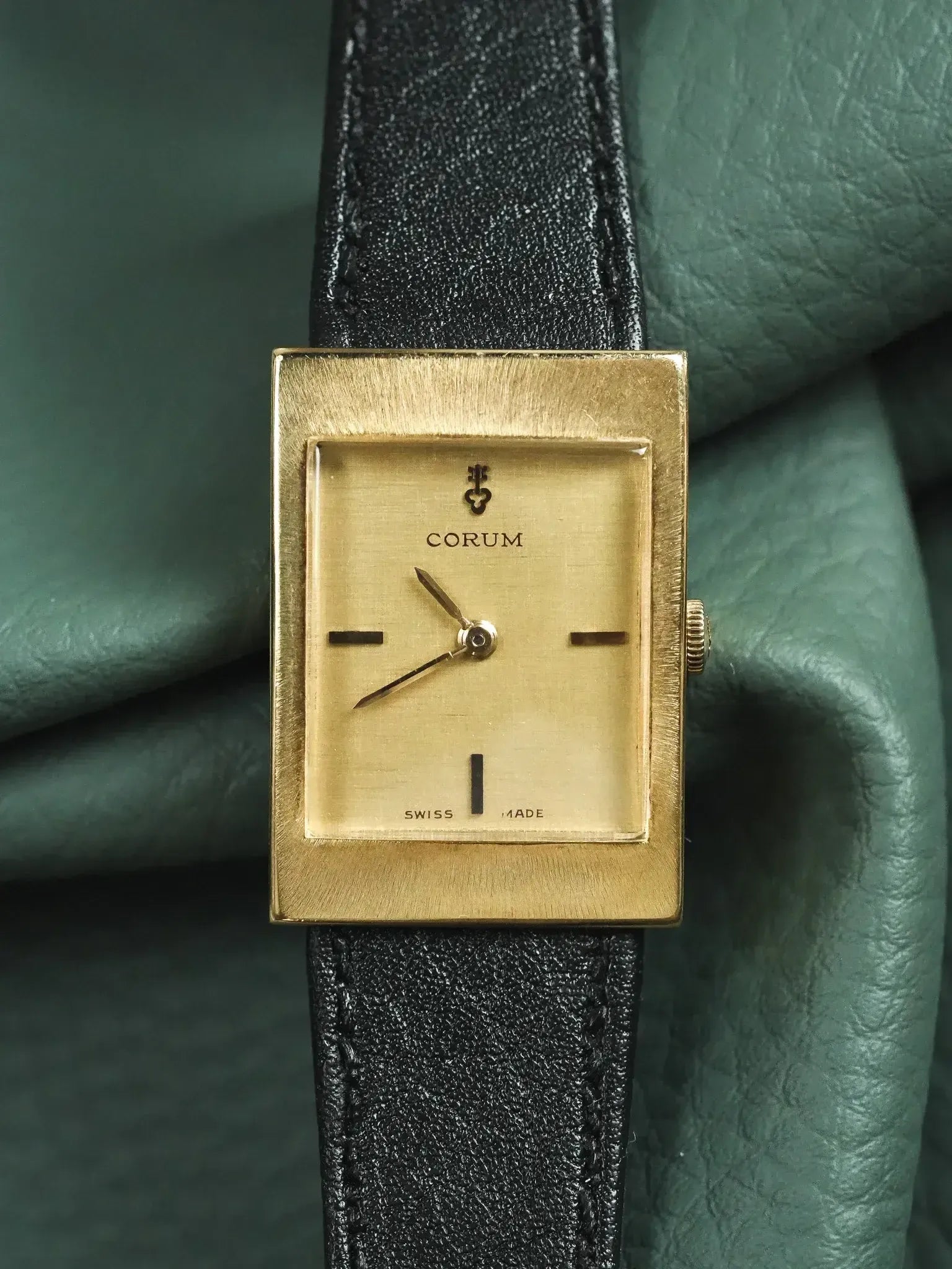 Montre Corum Tank Or Jaune 18K Cadran Lin - Manuel Calibre 2512 (Années 1970) - Atelier Victor