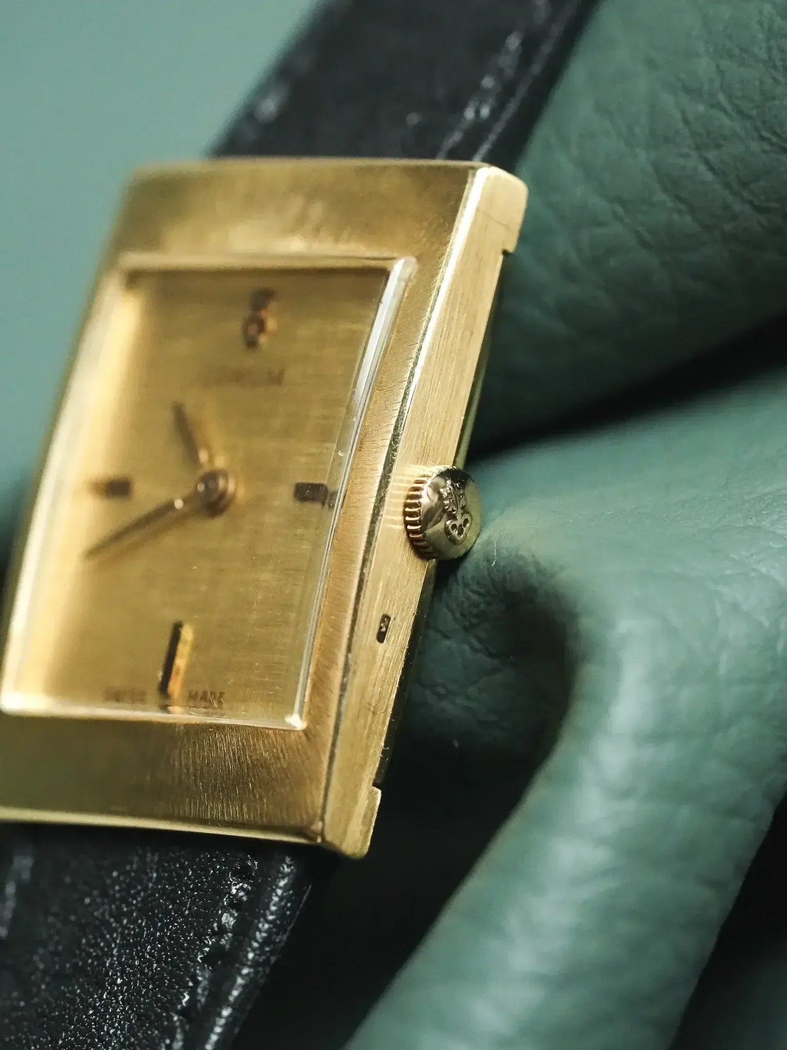Montre Corum Tank Or Jaune 18K Cadran Lin - Manuel Calibre 2512 (Années 1970) - Atelier Victor