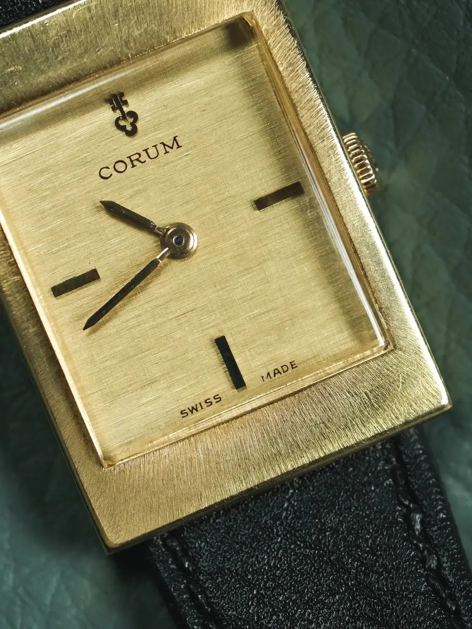 Montre Corum Tank Or Jaune 18K Cadran Lin - Manuel Calibre 2512 (Années 1970) - Atelier Victor