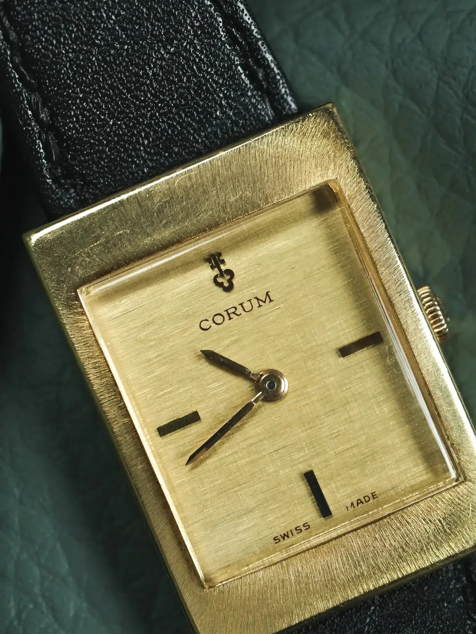 Montre Corum Tank Or Jaune 18K Cadran Lin - Manuel Calibre 2512 (Années 1970) - Atelier Victor